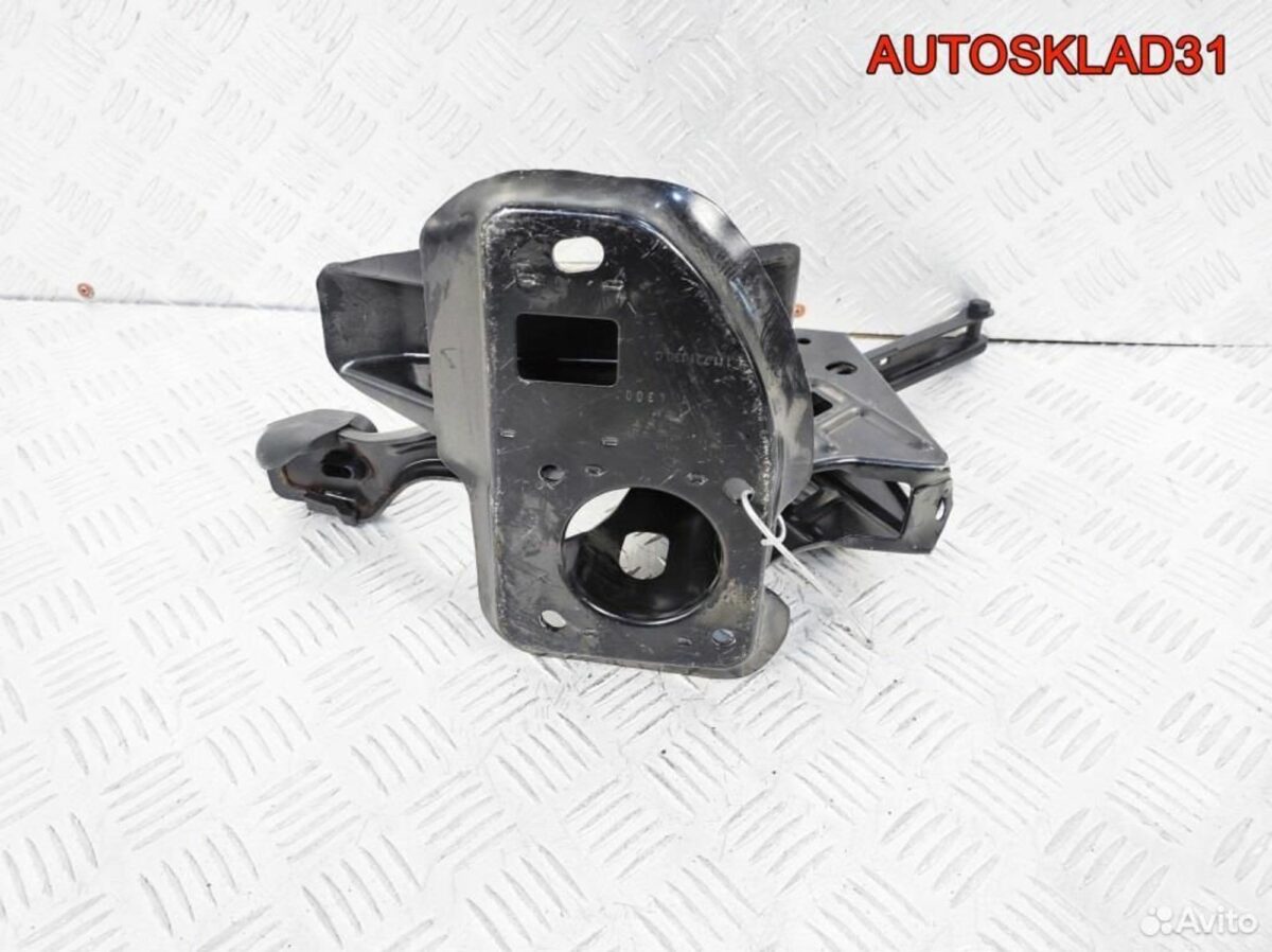 Педаль сцеплени с кронштейном VW Golf 4 1J1721101C - АвтоСклад31.рф - авторазборка контрактные б/у запчасти в г. Белгород