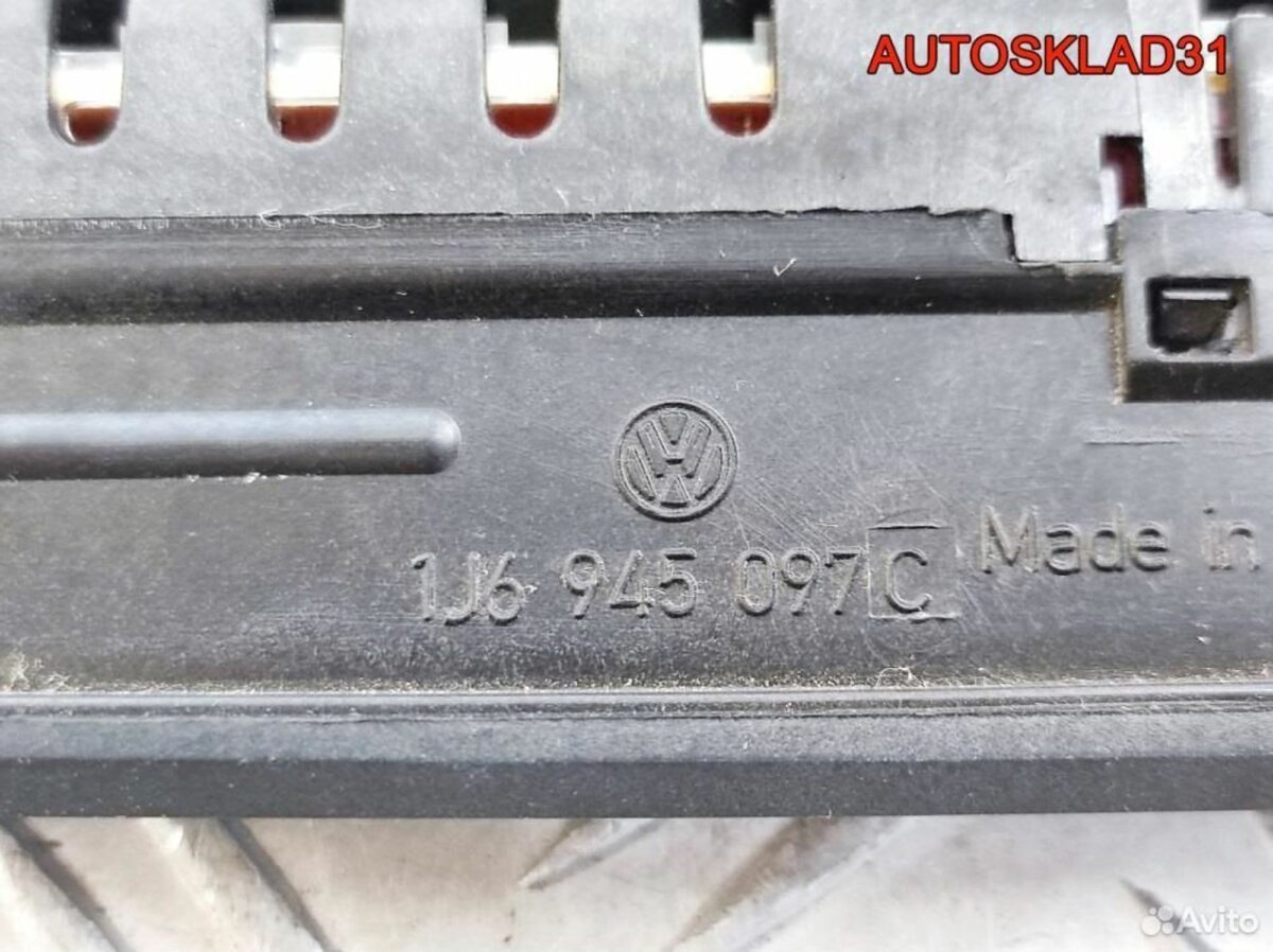 Фонарь задний Стоп сигнал VW Golf 4 1J6945097C - АвтоСклад31.рф - авторазборка контрактные б/у запчасти в г. Белгород