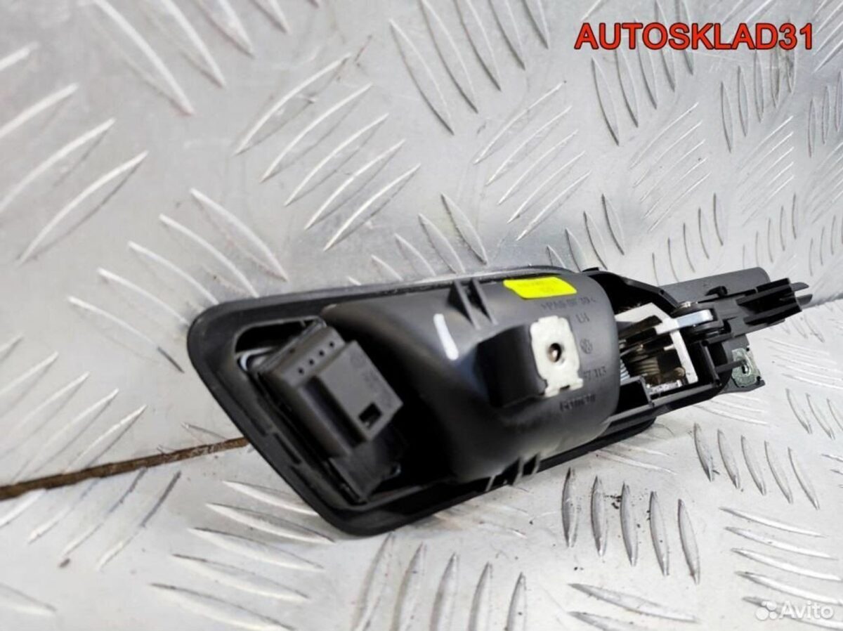 Ручка двери передней внутренняя левая VW Golf 5 - АвтоСклад31.рф - авторазборка контрактные б/у запчасти в г. Белгород