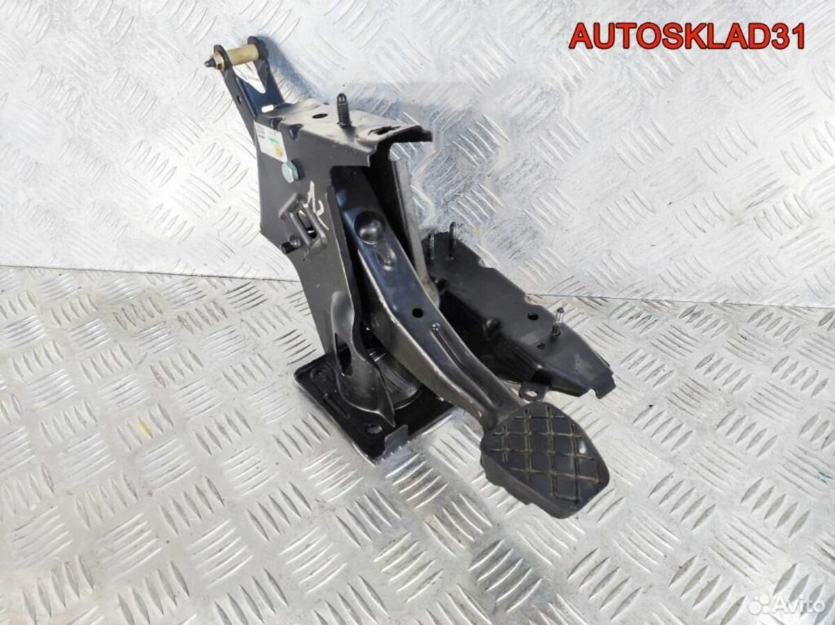 Педаль тормоза МКПП Audi A2 8Z1721141 - АвтоСклад31.рф - авторазборка контрактные б/у запчасти в г. Белгород