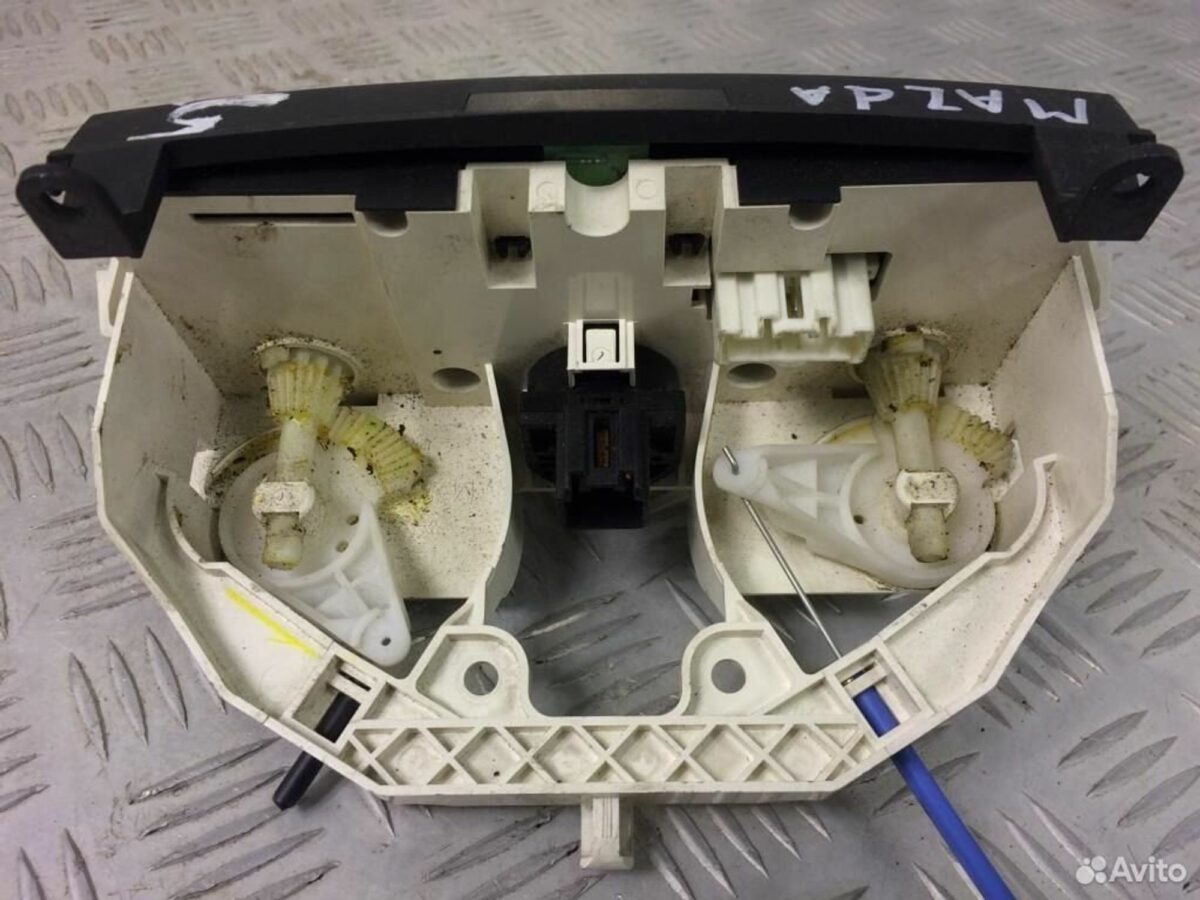 Блок управления отопителем Мазда 3 бк - АвтоСклад31.рф - авторазборка контрактные б/у запчасти в г. Белгород