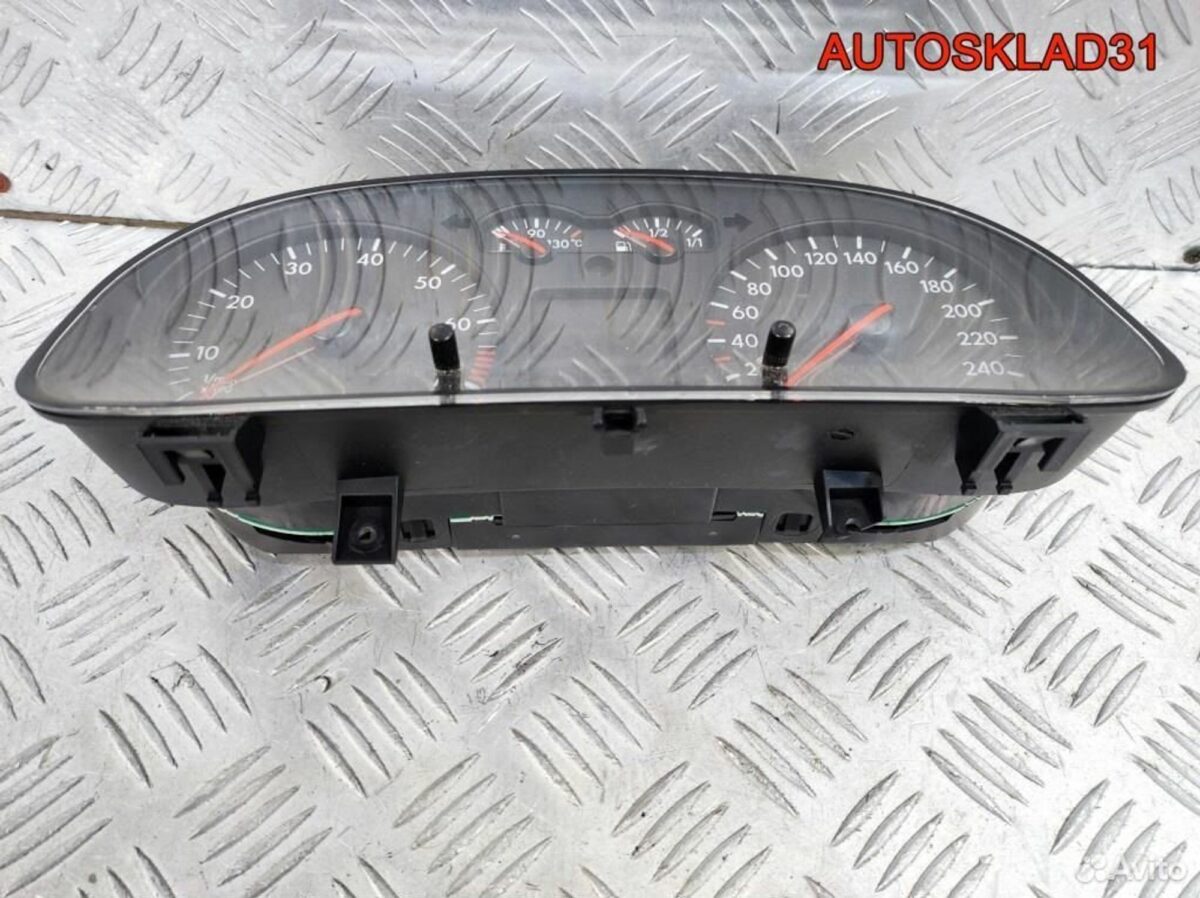 Панель приборов Volkswagen Golf 4 1J0920805C - АвтоСклад31.рф - авторазборка контрактные б/у запчасти в г. Белгород