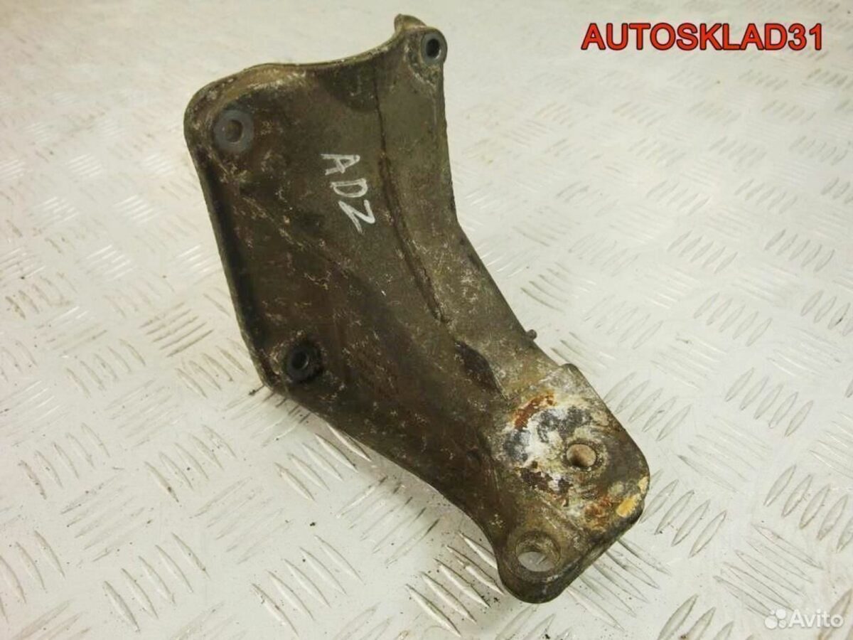 Кронштейн двигателя правый VW Golf 3 1H0199354K - АвтоСклад31.рф - авторазборка контрактные б/у запчасти в г. Белгород