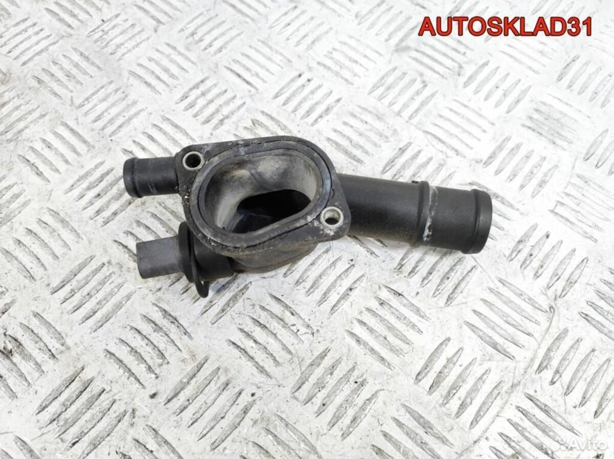 Фланец системы охлаждения VW Passat B6 038121132G - АвтоСклад31.рф - авторазборка контрактные б/у запчасти в г. Белгород