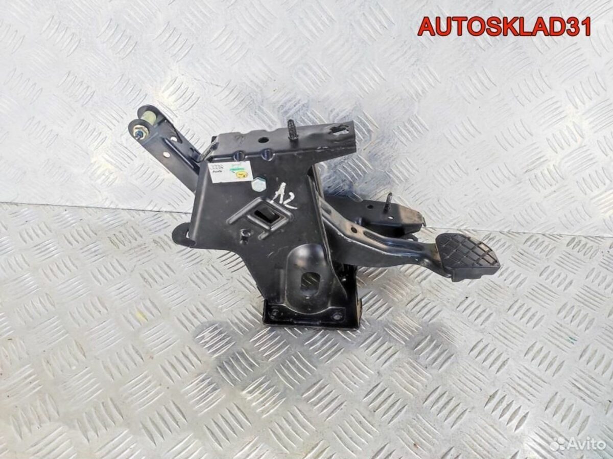 Педаль тормоза МКПП Audi A2 8Z1721141 - АвтоСклад31.рф - авторазборка контрактные б/у запчасти в г. Белгород