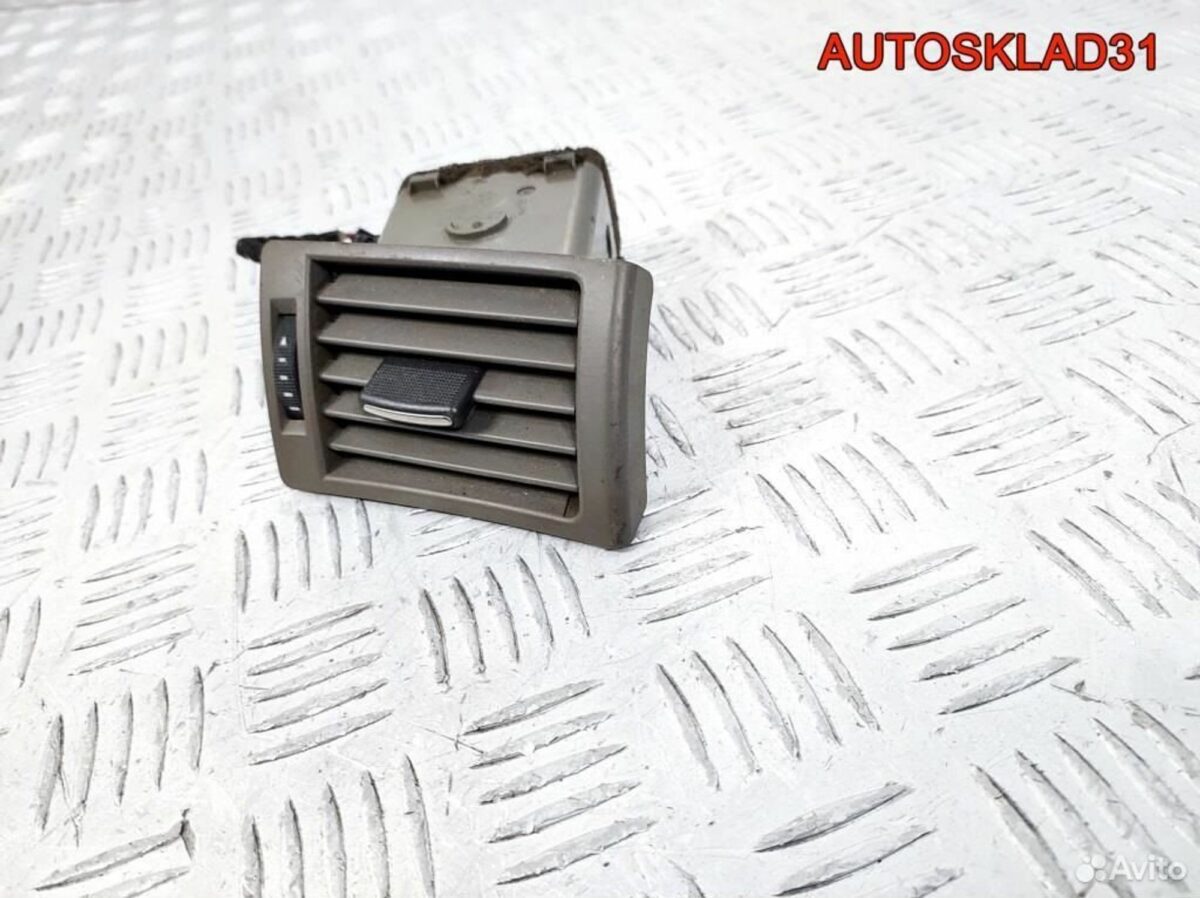 Дефлектор воздушный правый Audi A4 B6 8E0820902F - АвтоСклад31.рф - авторазборка контрактные б/у запчасти в г. Белгород