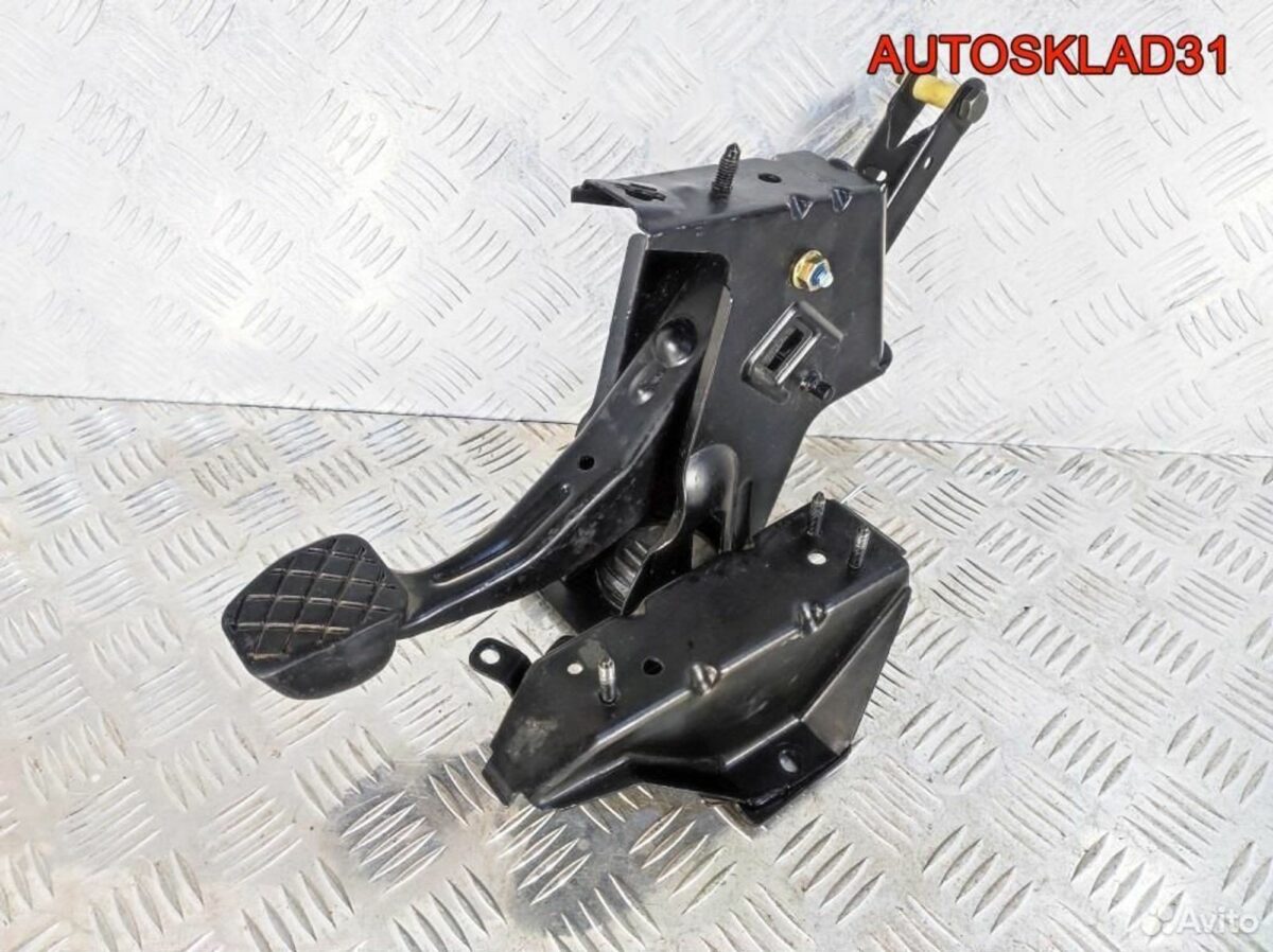 Педаль тормоза МКПП Audi A2 8Z1721141 - АвтоСклад31.рф - авторазборка контрактные б/у запчасти в г. Белгород