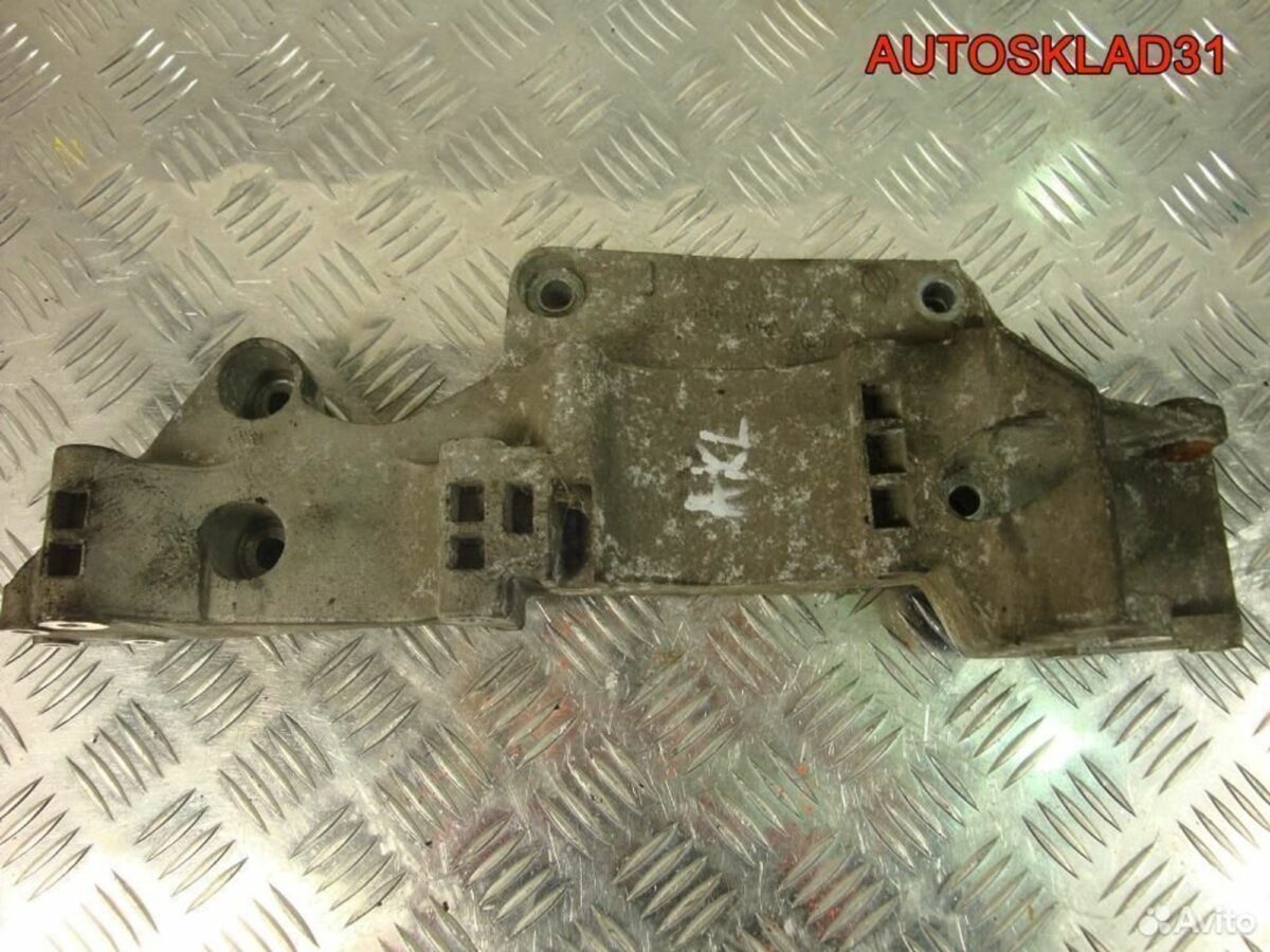 Кронштейн генератора VW Golf 4 06A903143H - АвтоСклад31.рф - авторазборка контрактные б/у запчасти в г. Белгород