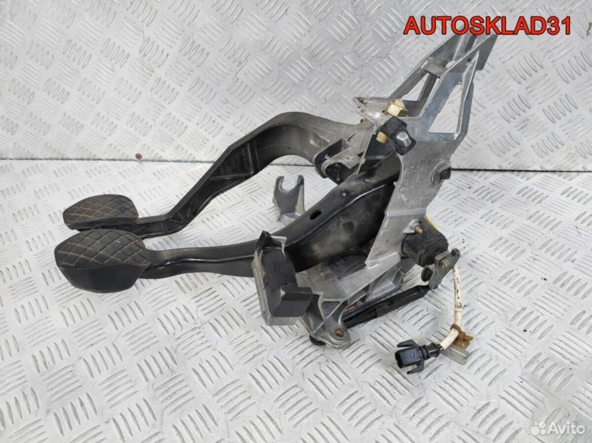 Блок педалей МКПП Audi A4 B5 8D1721316D - АвтоСклад31.рф - авторазборка контрактные б/у запчасти в г. Белгород