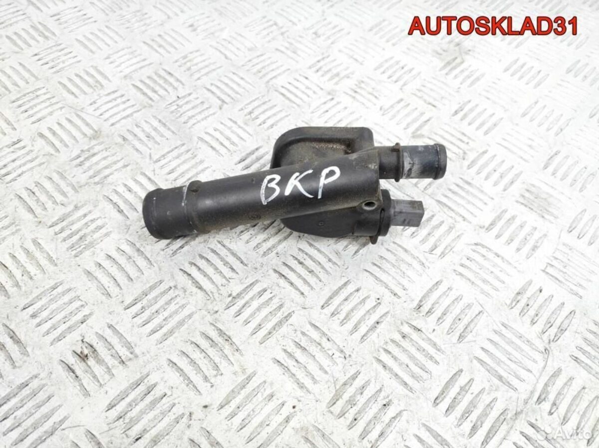 Фланец системы охлаждения VW Passat B6 038121132G - АвтоСклад31.рф - авторазборка контрактные б/у запчасти в г. Белгород
