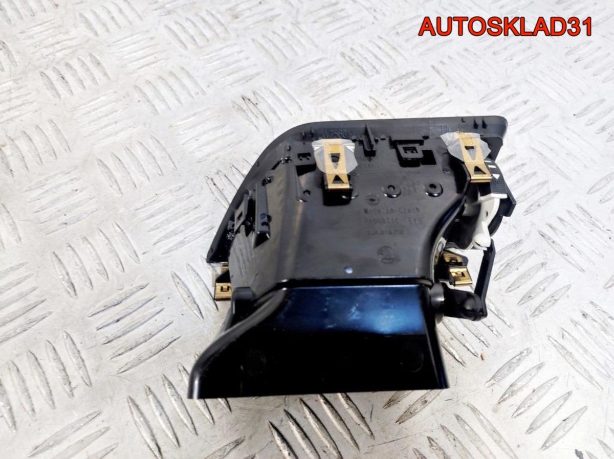 Дефлектор воздушный правый Skoda Rapid 5JA819702H - АвтоСклад31.рф - авторазборка контрактные б/у запчасти в г. Белгород