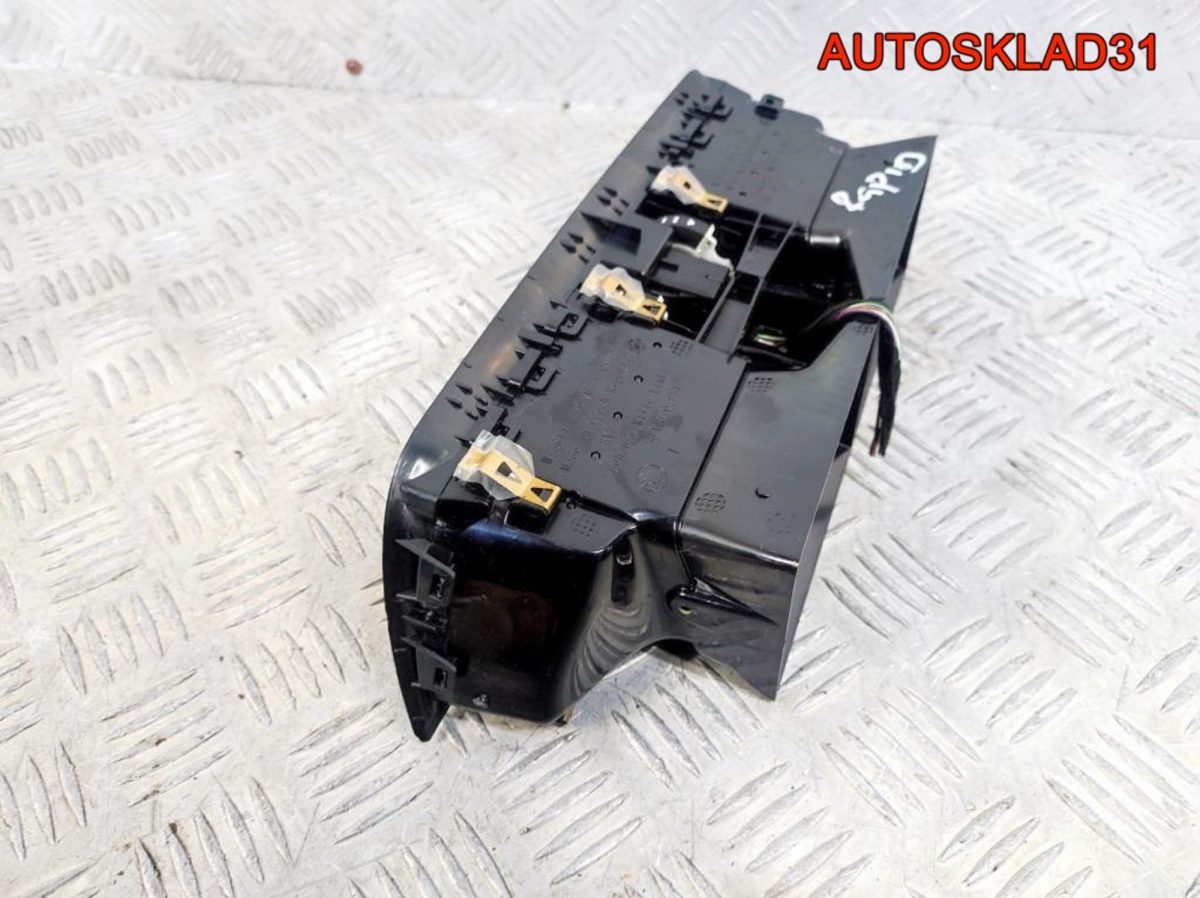 Дефлектор центральный Skoda Rapid 5JA820951D - АвтоСклад31.рф - авторазборка контрактные б/у запчасти в г. Белгород