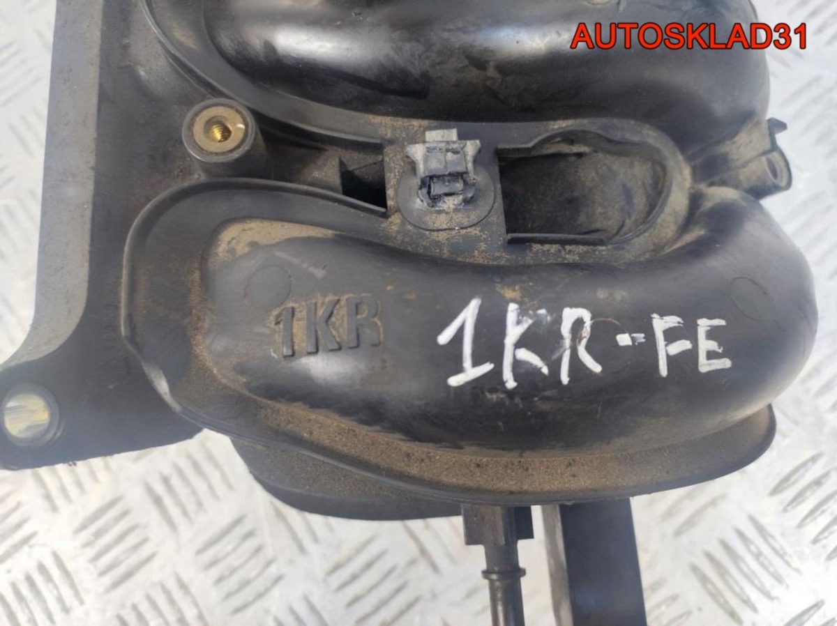 Коллектор впускной Peugeot 107 1,0 1KR-FE Бензин - АвтоСклад31.рф - авторазборка контрактные б/у запчасти в г. Белгород