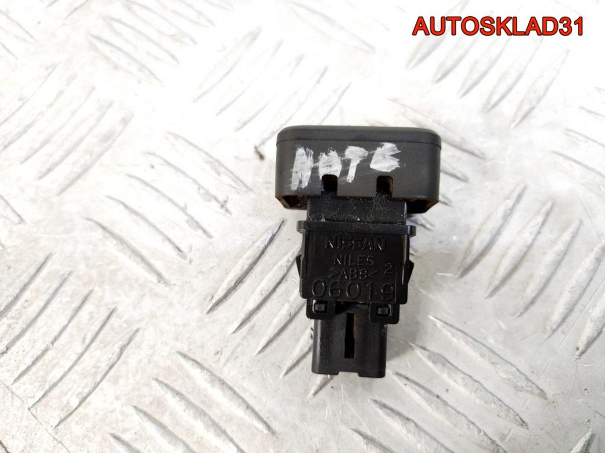 Кнопка аварийной сигнализации Nissan Note E11 - АвтоСклад31.рф - авторазборка контрактные б/у запчасти в г. Белгород