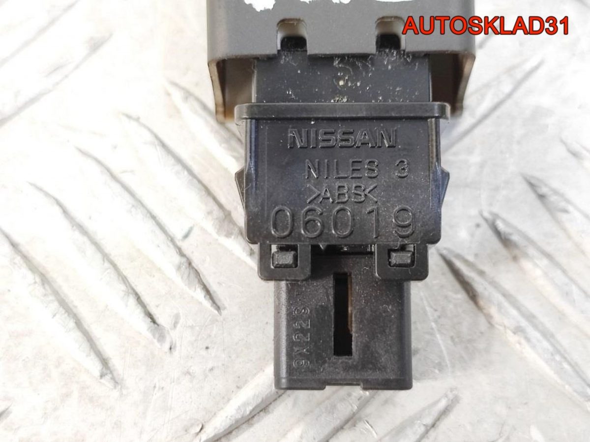 Кнопка аварийной сигнализации Nissan Micra K12 - АвтоСклад31.рф - авторазборка контрактные б/у запчасти в г. Белгород