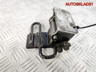 Петля двери задняя левая нижняя VW Passat B5 - АвтоСклад31.рф - авторазборка контрактные б/у запчасти в г. Белгород
