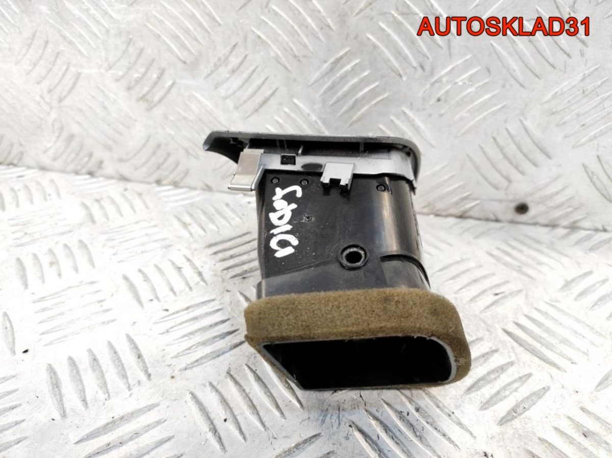 Дефлектор воздушный правый Skoda Fabia 2 5J0819702 - АвтоСклад31.рф - авторазборка контрактные б/у запчасти в г. Белгород