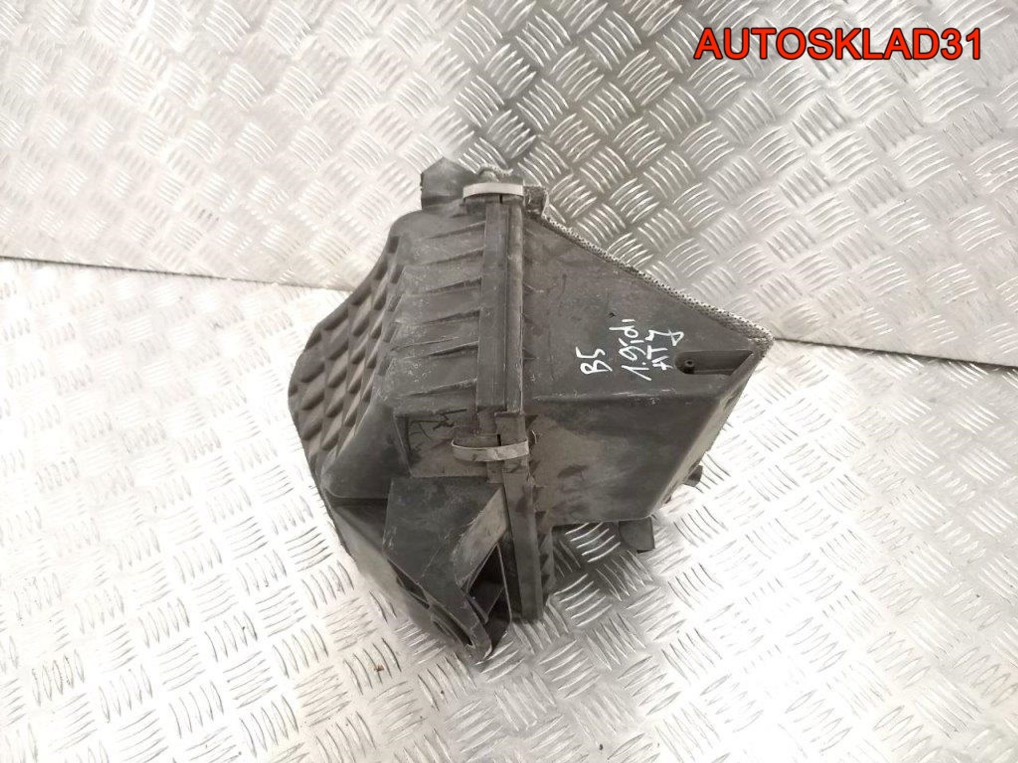 Корпус воздушного фильтра VW Passat B5 8D0129607M - АвтоСклад31.рф - авторазборка контрактные б/у запчасти в г. Белгород Корпус воздушного фильтра VW Passat B5 8D0129607M - АвтоСклад31.рф - авторазборка контрактные б/у запчасти в г. Белгород