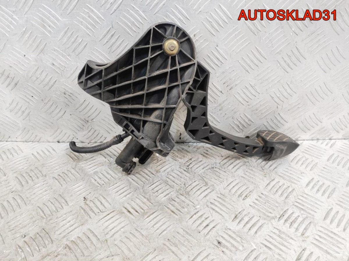 Педаль сцепления VW Passat B6 3C1721059N - АвтоСклад31.рф - авторазборка контрактные б/у запчасти в г. Белгород