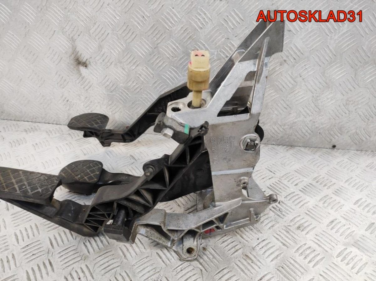 Блок педалей МКПП VW Passat B5 8D1721117D - АвтоСклад31.рф - авторазборка контрактные б/у запчасти в г. Белгород