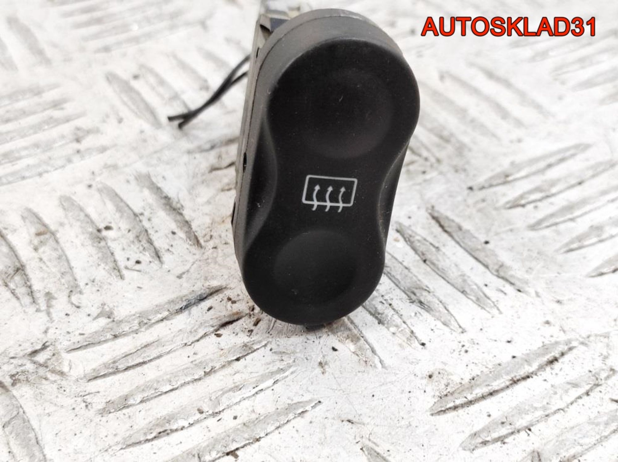 Кнопка обогрева стекла Renault Sandero 8200710682 - АвтоСклад31.рф - авторазборка контрактные б/у запчасти в г. Белгород Кнопка обогрева стекла Renault Sandero 8200710682 - АвтоСклад31.рф - авторазборка контрактные б/у запчасти в г. Белгород