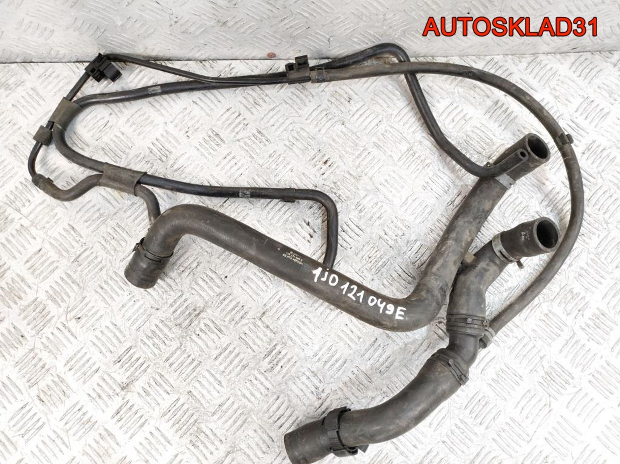 Патрубок радиатора VW Golf 4 1,4 Бензин 1J0121049E - АвтоСклад31.рф - авторазборка контрактные б/у запчасти в г. Белгород Патрубок радиатора VW Golf 4 1,4 Бензин 1J0121049E - АвтоСклад31.рф - авторазборка контрактные б/у запчасти в г. Белгород