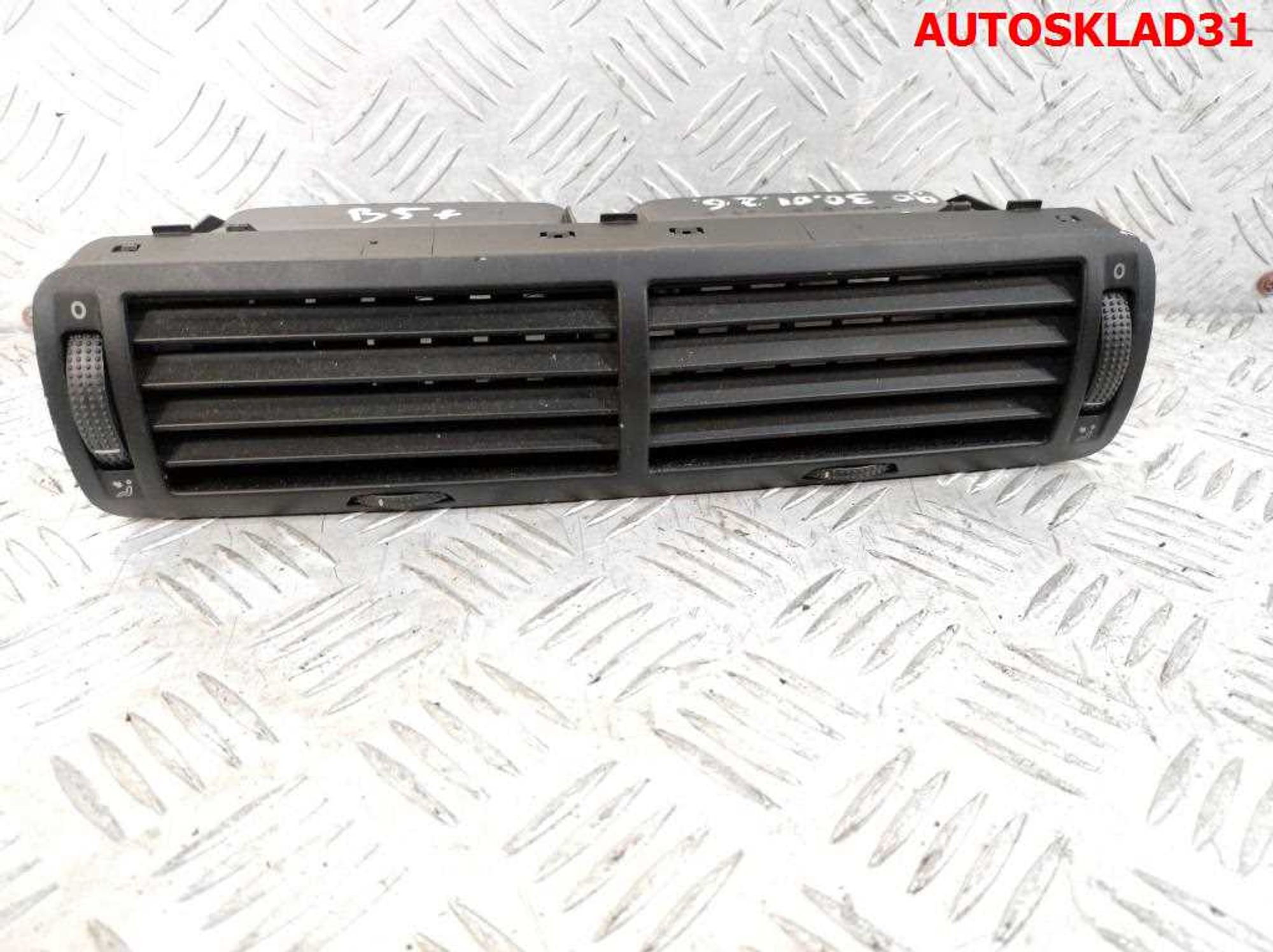 Дефлектор воздушный центральный VW Passat B5 3B0819728D - АвтоСклад31.рф - авторазборка контрактные б/у запчасти в г. Белгород Дефлектор воздушный центральный VW Passat B5 3B0819728D - АвтоСклад31.рф - авторазборка контрактные б/у запчасти в г. Белгород