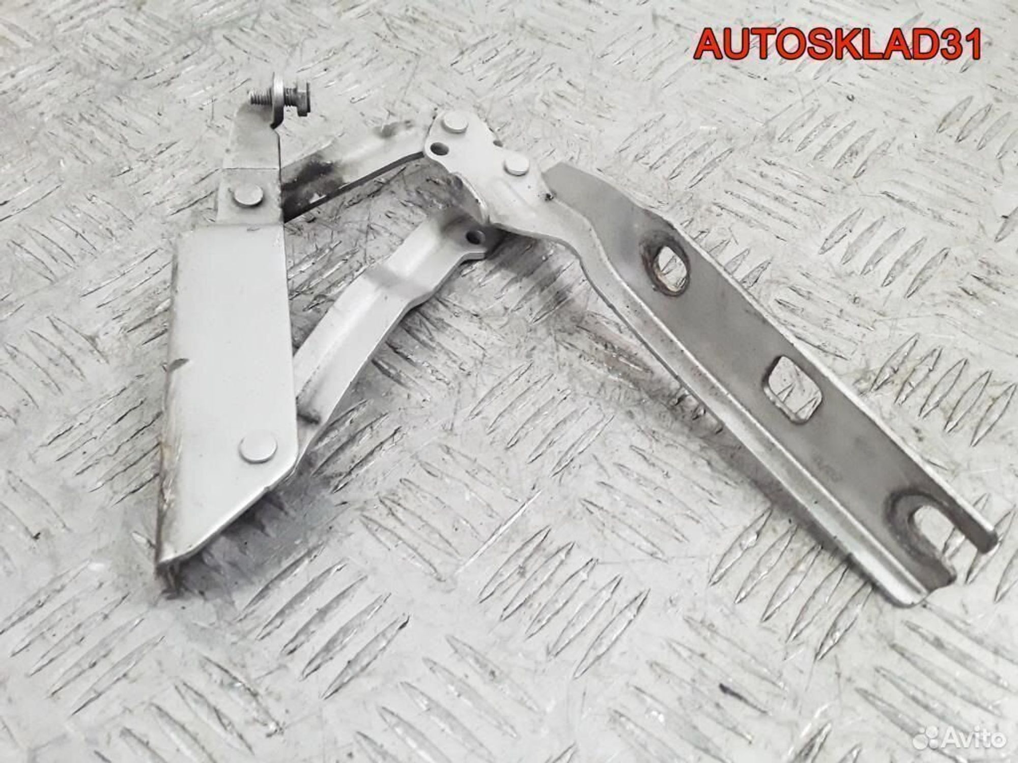 Петля капота левая Volkswagen Golf 5 1K0823301C - АвтоСклад31.рф - авторазборка контрактные б/у запчасти в г. Белгород Петля капота левая Volkswagen Golf 5 1K0823301C - АвтоСклад31.рф - авторазборка контрактные б/у запчасти в г. Белгород
