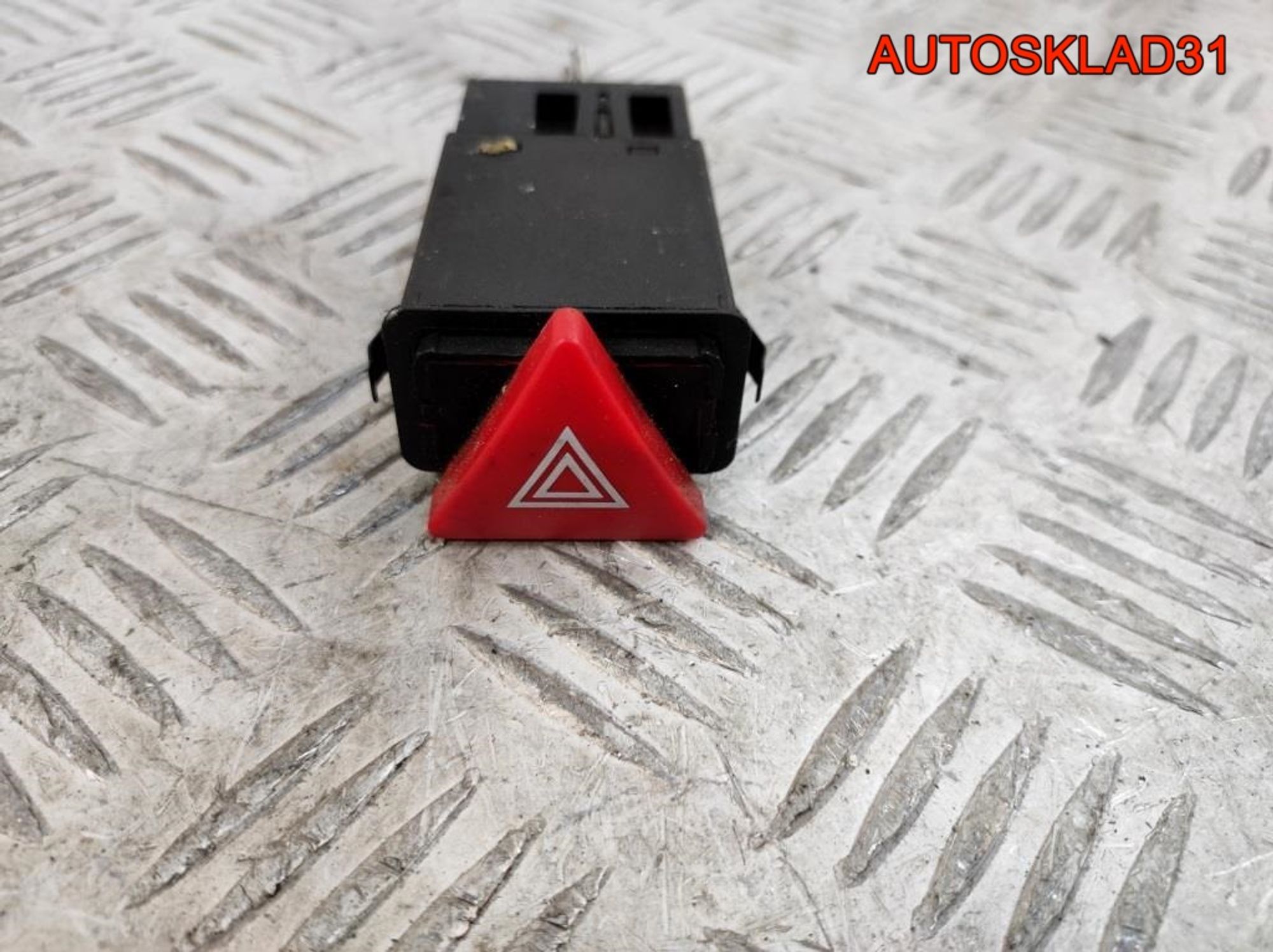 Кнопка аварийной сигнализации Audi A3 8L 8L0941509D - АвтоСклад31.рф - авторазборка контрактные б/у запчасти в г. Белгород Кнопка аварийной сигнализации Audi A3 8L 8L0941509D - АвтоСклад31.рф - авторазборка контрактные б/у запчасти в г. Белгород