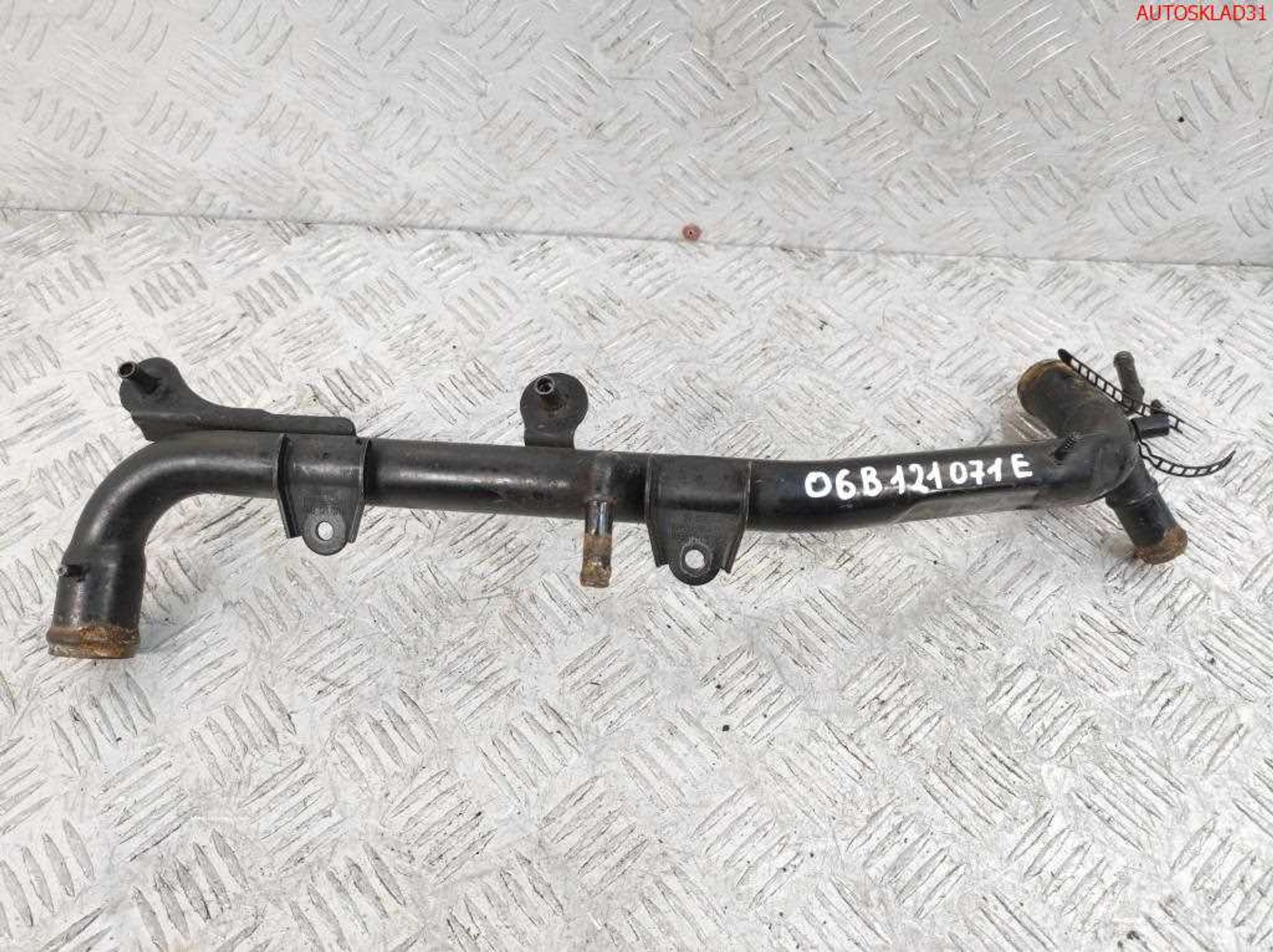Трубка охлаждающей жидкости VW Passat B5 1,6 AHL 06B121071E - АвтоСклад31.рф - авторазборка контрактные б/у запчасти в г. Белгород Трубка охлаждающей жидкости VW Passat B5 1,6 AHL 06B121071E - АвтоСклад31.рф - авторазборка контрактные б/у запчасти в г. Белгород