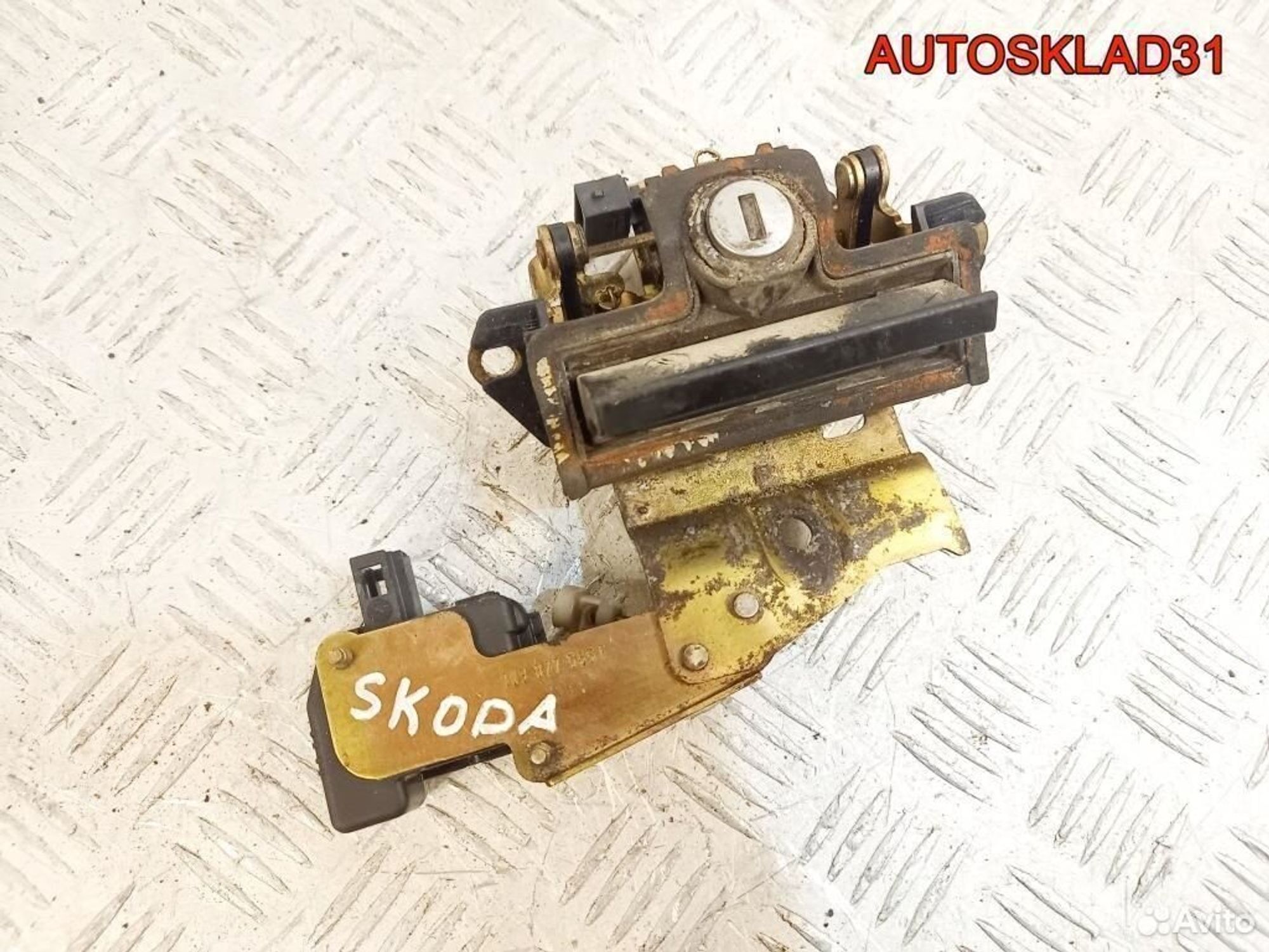 Замок багажника Skoda Octavia A4 1U9827565E - АвтоСклад31.рф - авторазборка контрактные б/у запчасти в г. Белгород Замок багажника Skoda Octavia A4 1U9827565E - АвтоСклад31.рф - авторазборка контрактные б/у запчасти в г. Белгород