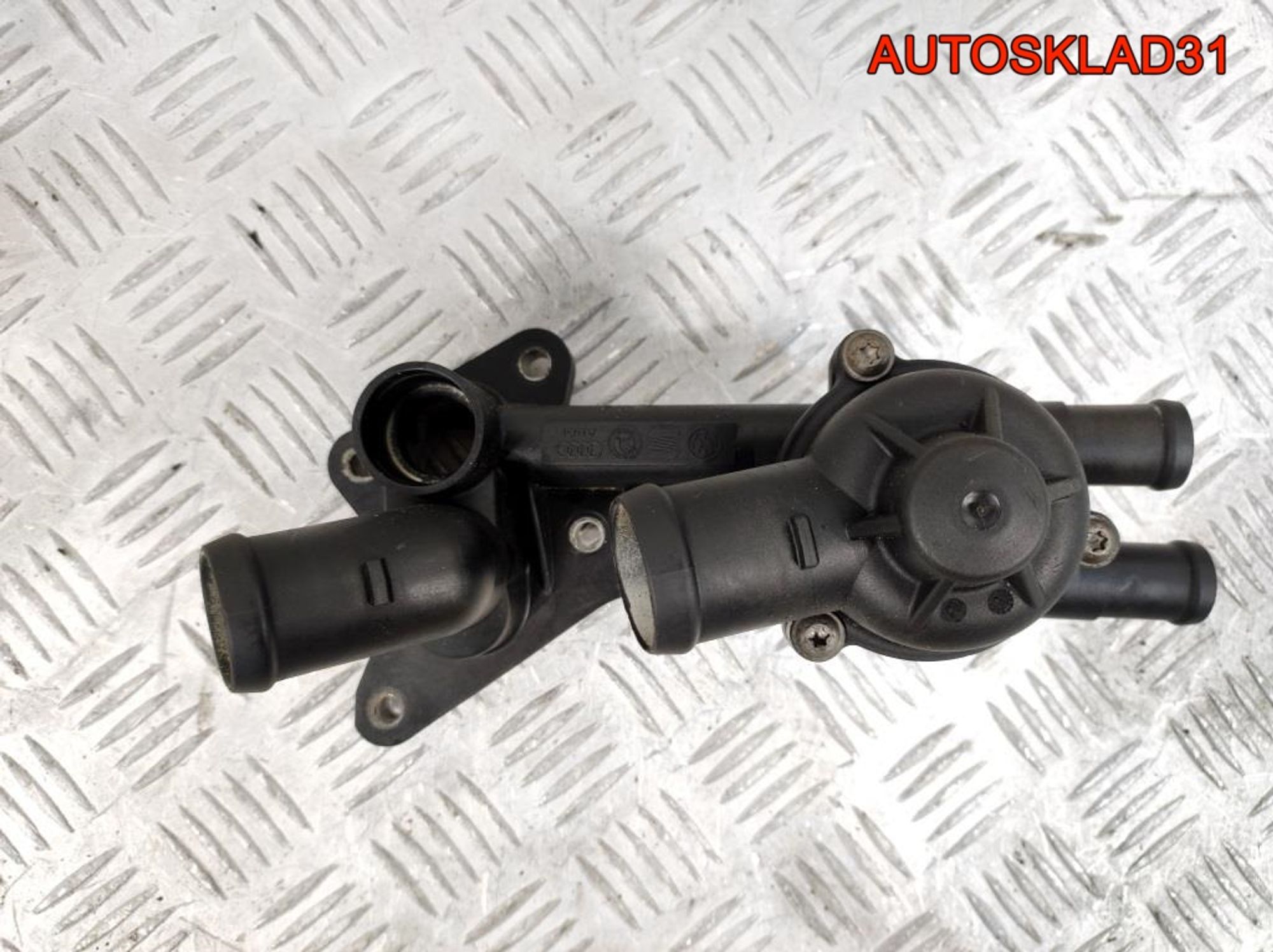 Корпус термостата Skoda Fabia 1,4 Бензин 03C121111B - АвтоСклад31.рф - авторазборка контрактные б/у запчасти в г. Белгород Корпус термостата Skoda Fabia 1,4 Бензин 03C121111B - АвтоСклад31.рф - авторазборка контрактные б/у запчасти в г. Белгород