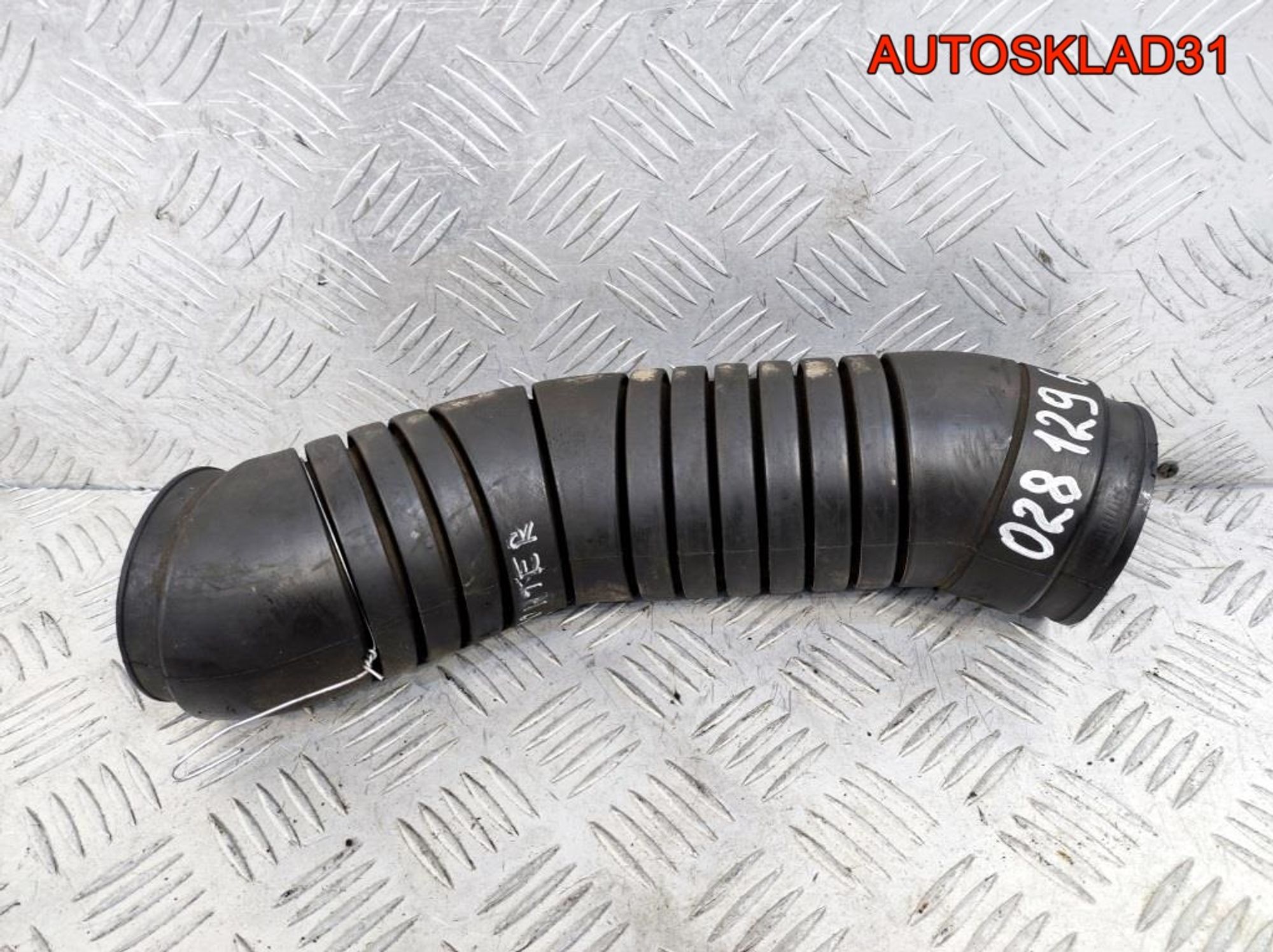 Патрубок фильтра VW Transporter T4 028129627A - АвтоСклад31.рф - авторазборка контрактные б/у запчасти в г. Белгород Патрубок фильтра VW Transporter T4 028129627A - АвтоСклад31.рф - авторазборка контрактные б/у запчасти в г. Белгород