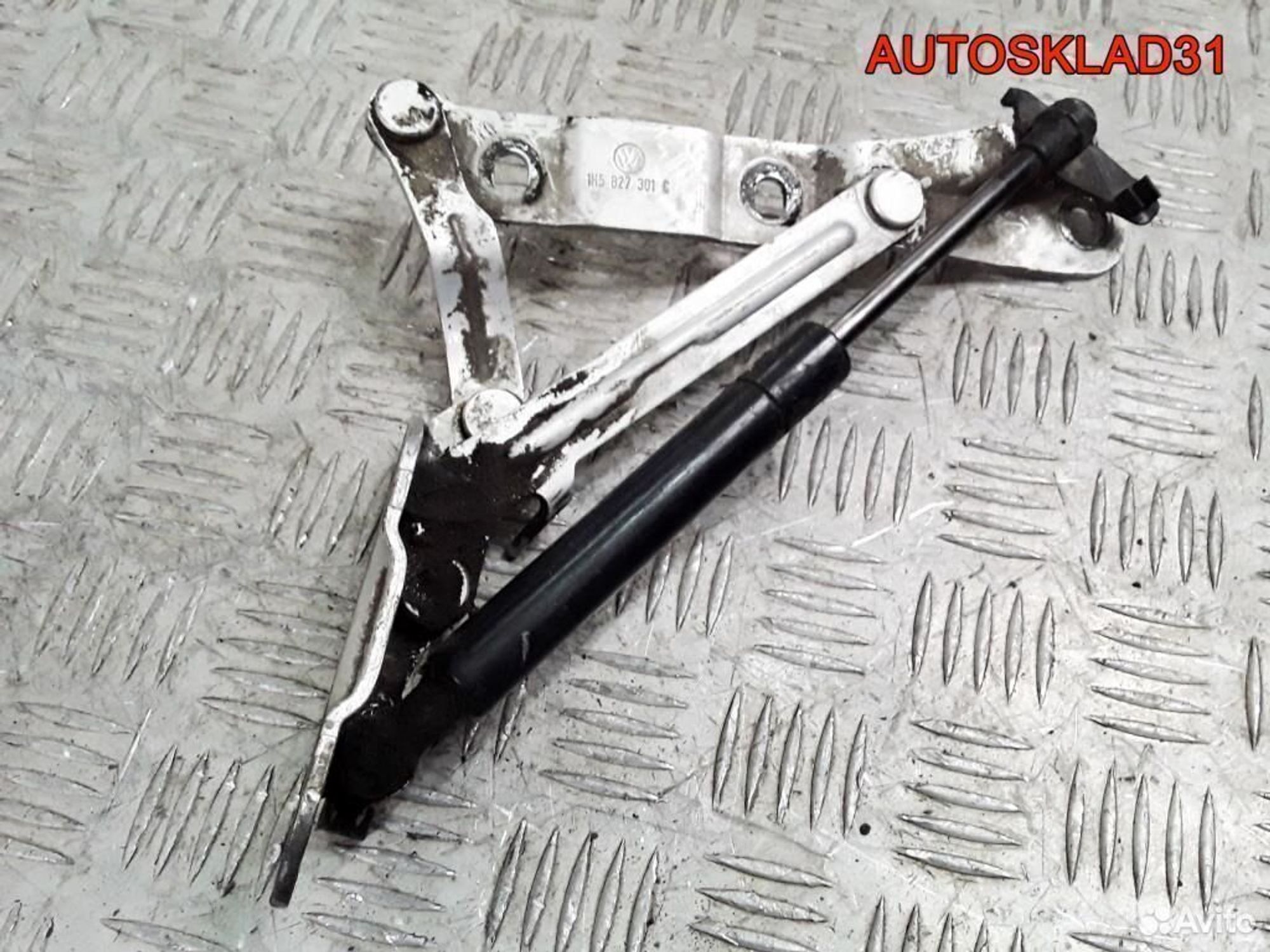 Петля крышки багажника левая VW Golf 3 1H5827301C - АвтоСклад31.рф - авторазборка контрактные б/у запчасти в г. Белгород Петля крышки багажника левая VW Golf 3 1H5827301C - АвтоСклад31.рф - авторазборка контрактные б/у запчасти в г. Белгород