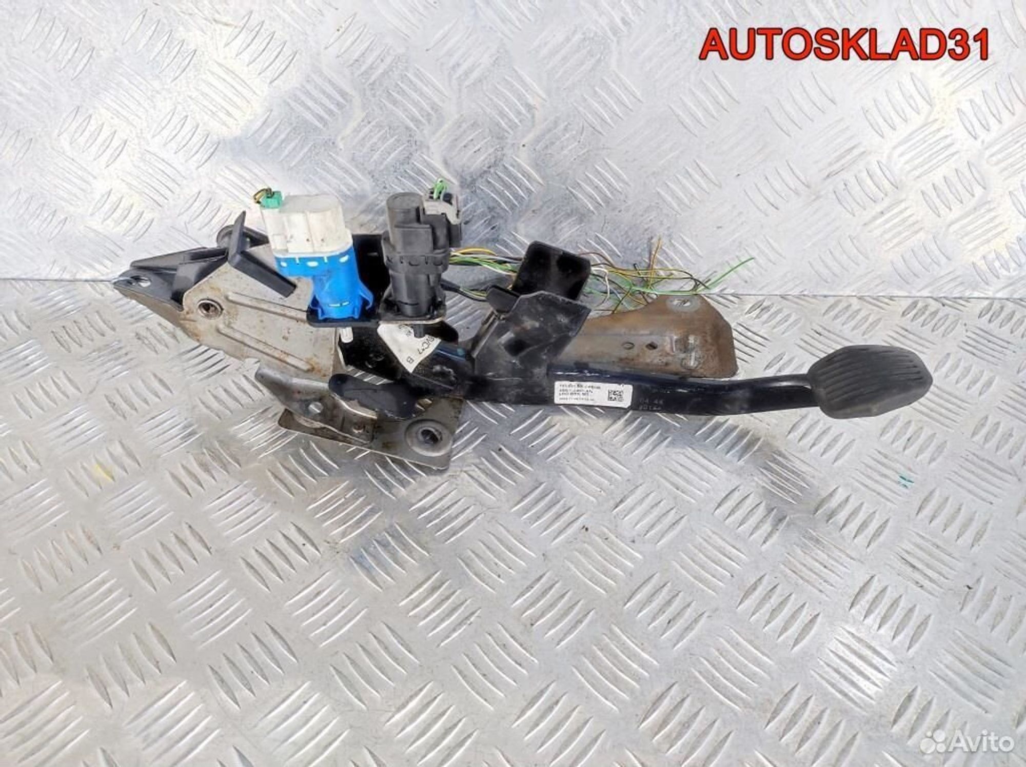 Педаль тормоза МКПП Ford Focus 2 4M512467AN - АвтоСклад31.рф - авторазборка контрактные б/у запчасти в г. Белгород Педаль тормоза МКПП Ford Focus 2 4M512467AN - АвтоСклад31.рф - авторазборка контрактные б/у запчасти в г. Белгород