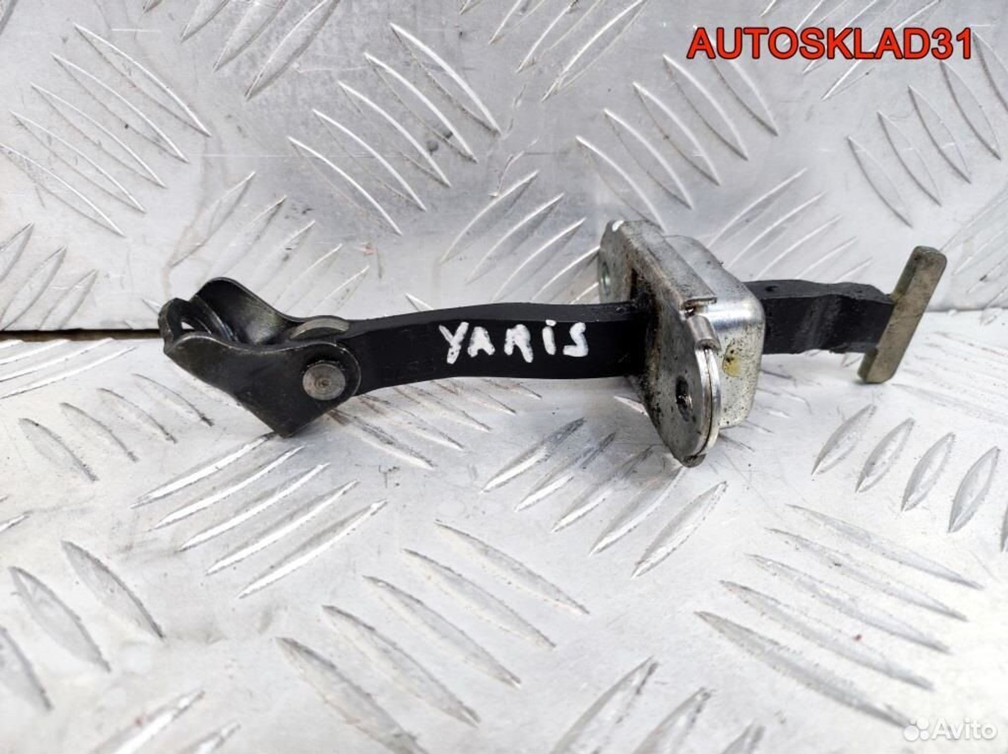 Ограничитель двери перед Toyota Yaris 686100D040 - АвтоСклад31.рф - авторазборка контрактные б/у запчасти в г. Белгород Ограничитель двери перед Toyota Yaris 686100D040 - АвтоСклад31.рф - авторазборка контрактные б/у запчасти в г. Белгород