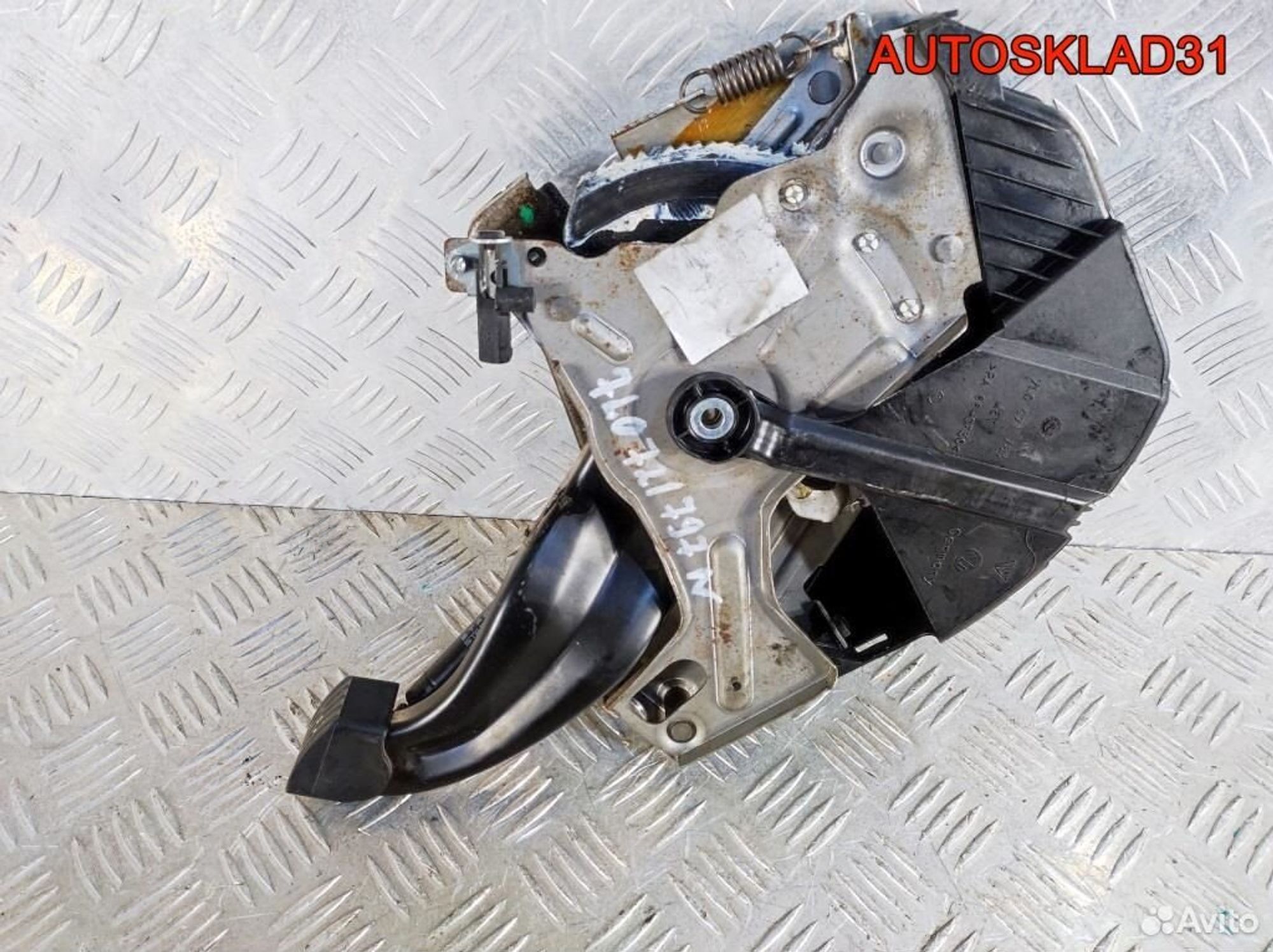 Рычаг стояночного тормоза VW Touareg 7L0721797N - АвтоСклад31.рф - авторазборка контрактные б/у запчасти в г. Белгород Рычаг стояночного тормоза VW Touareg 7L0721797N - АвтоСклад31.рф - авторазборка контрактные б/у запчасти в г. Белгород