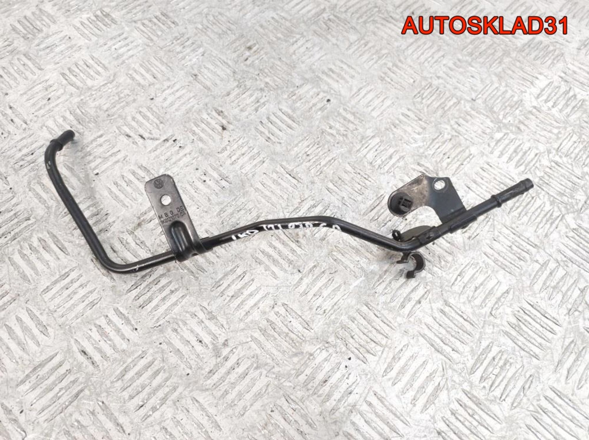 Трубка охлаждающей жидкости VW Tiguan 1,4 Бензин 1K0121070CA - АвтоСклад31.рф - авторазборка контрактные б/у запчасти в г. Белгород Трубка охлаждающей жидкости VW Tiguan 1,4 Бензин 1K0121070CA - АвтоСклад31.рф - авторазборка контрактные б/у запчасти в г. Белгород