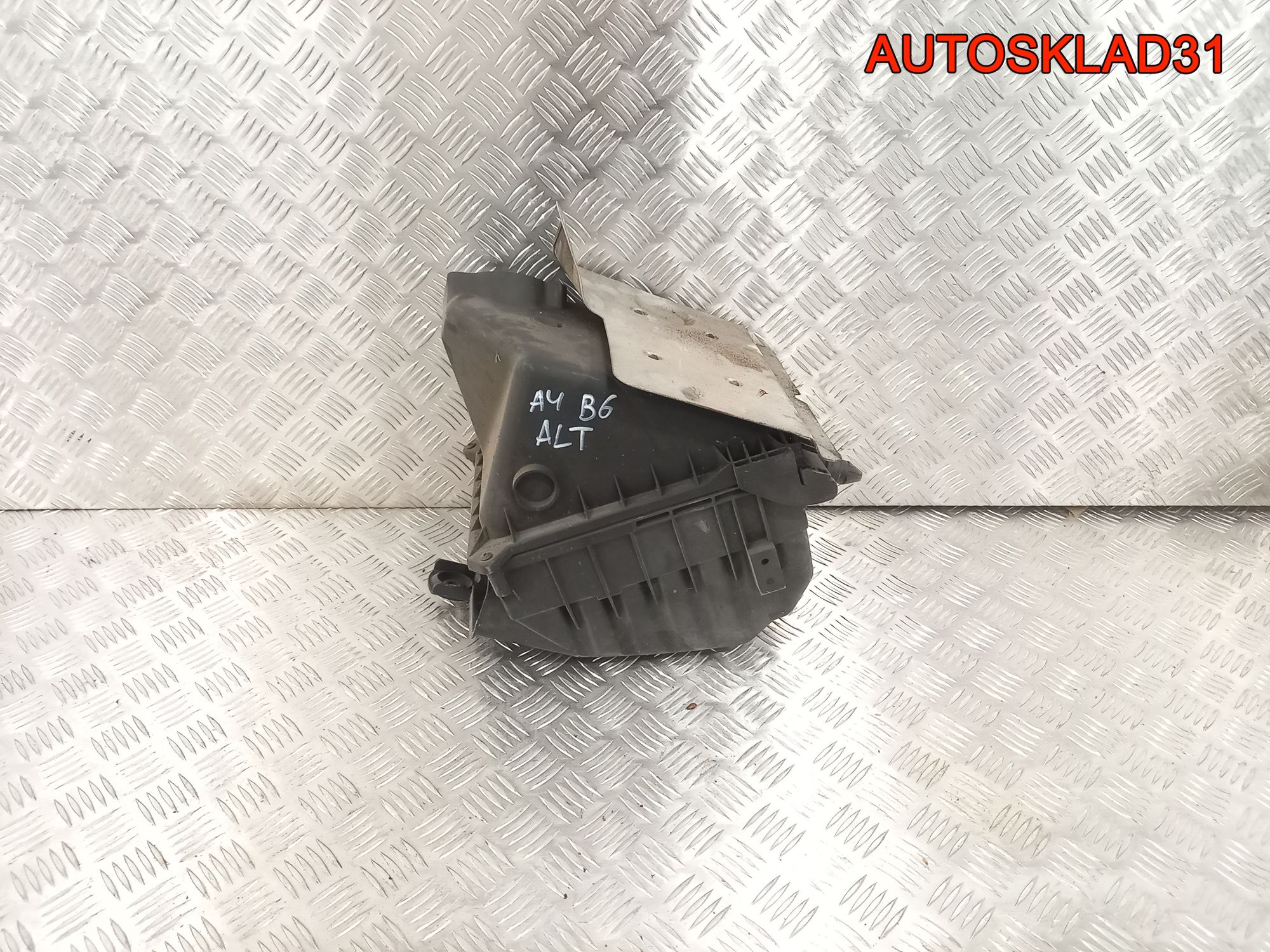 Корпус воздушного фильтра Audi A4 B6 06B133837AG - АвтоСклад31.рф - авторазборка контрактные б/у запчасти в г. Белгород Корпус воздушного фильтра Audi A4 B6 06B133837AG - АвтоСклад31.рф - авторазборка контрактные б/у запчасти в г. Белгород