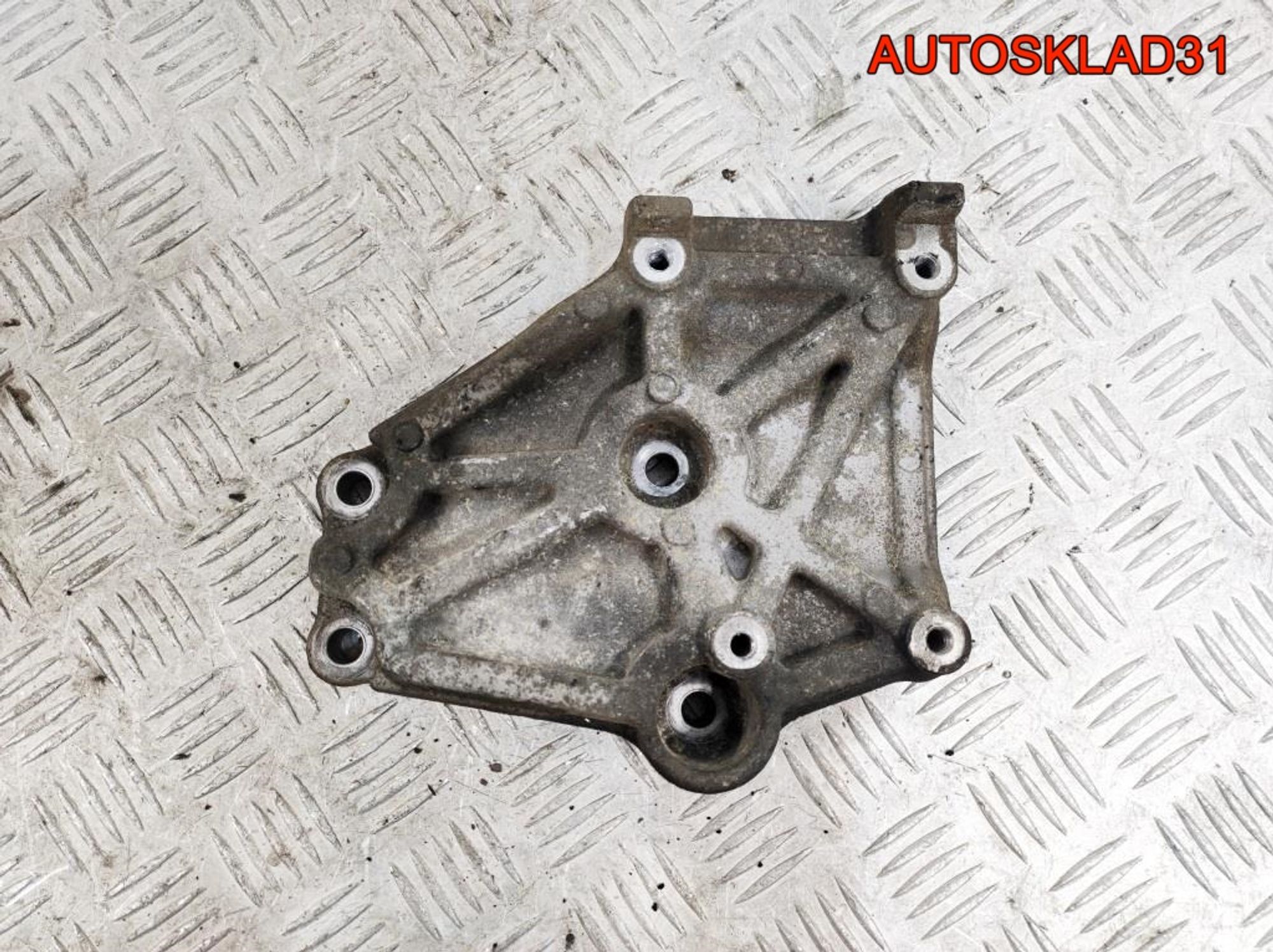 Кронштейн кондиционера Mitsubishi Carisma DA MR398282 - АвтоСклад31.рф - авторазборка контрактные б/у запчасти в г. Белгород Кронштейн кондиционера Mitsubishi Carisma DA MR398282 - АвтоСклад31.рф - авторазборка контрактные б/у запчасти в г. Белгород