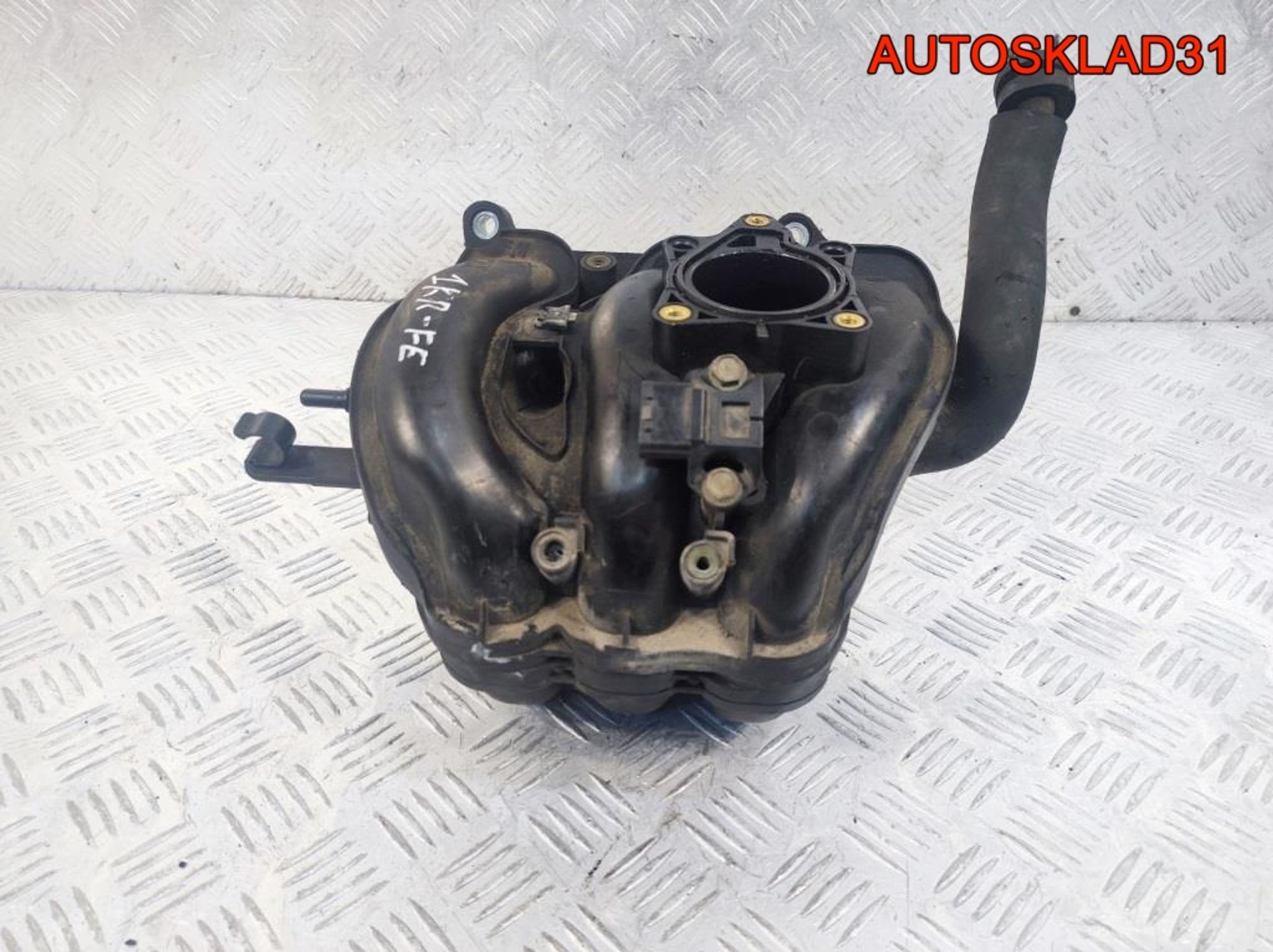 Коллектор впускной Peugeot 107 1,0 1KR-FE Бензин - АвтоСклад31.рф - авторазборка контрактные б/у запчасти в г. Белгород Коллектор впускной Peugeot 107 1,0 1KR-FE Бензин - АвтоСклад31.рф - авторазборка контрактные б/у запчасти в г. Белгород