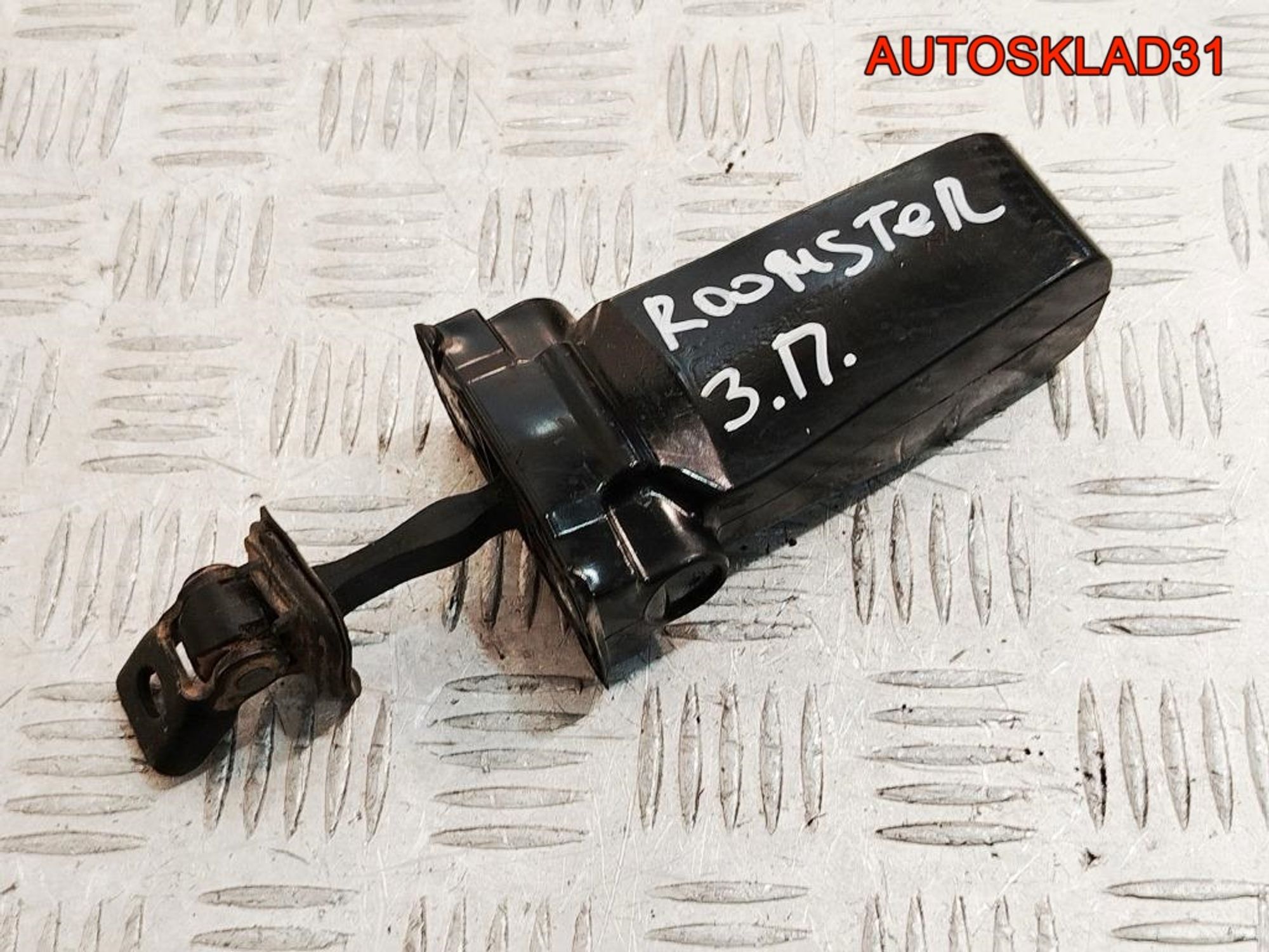 Ограничитель двери задней правой Skoda Roomster 5J0837249D - АвтоСклад31.рф - авторазборка контрактные б/у запчасти в г. Белгород Ограничитель двери задней правой Skoda Roomster 5J0837249D - АвтоСклад31.рф - авторазборка контрактные б/у запчасти в г. Белгород