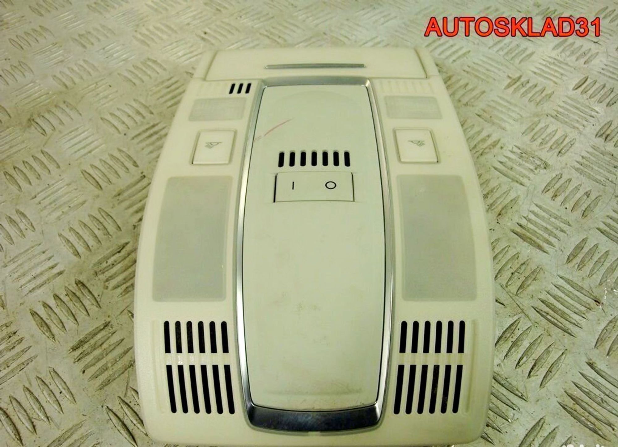 Плафон освещения салона Audi A6 C6 4F0947135J - АвтоСклад31.рф - авторазборка контрактные б/у запчасти в г. Белгород Плафон освещения салона Audi A6 C6 4F0947135J - АвтоСклад31.рф - авторазборка контрактные б/у запчасти в г. Белгород