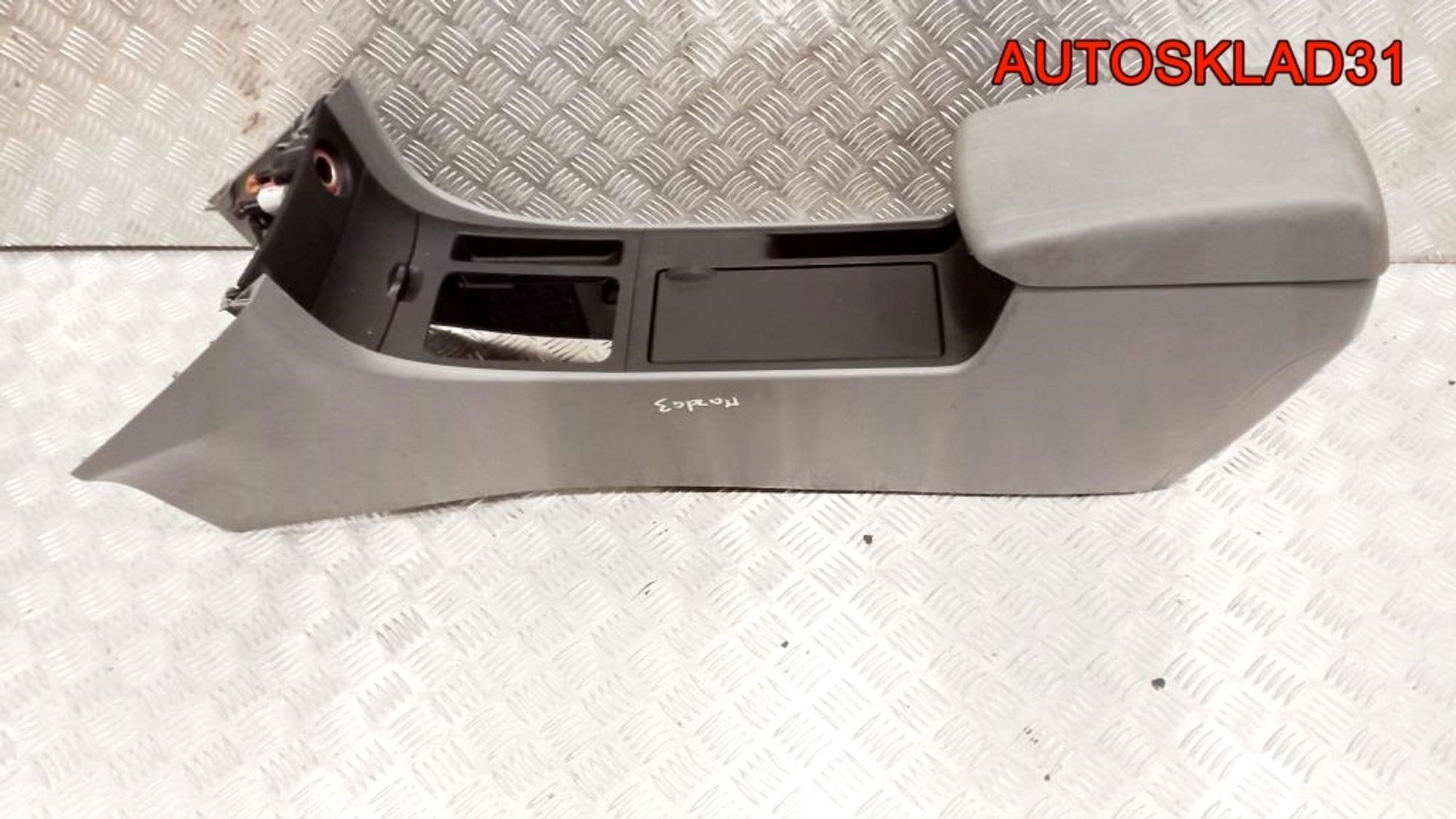 Подлокотник с консолью Mazda 3 BK BAN664420A02 - АвтоСклад31.рф - авторазборка контрактные б/у запчасти в г. Белгород Подлокотник с консолью Mazda 3 BK BAN664420A02 - АвтоСклад31.рф - авторазборка контрактные б/у запчасти в г. Белгород
