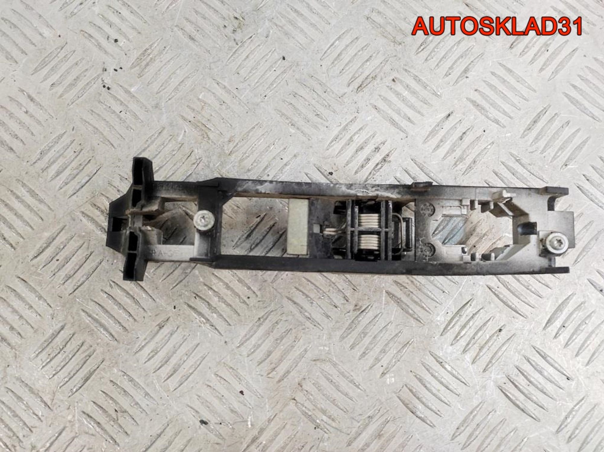 Кронштейн ручки задней правой Mercedes W211 - АвтоСклад31.рф - авторазборка контрактные б/у запчасти в г. Белгород Кронштейн ручки задней правой Mercedes W211 - АвтоСклад31.рф - авторазборка контрактные б/у запчасти в г. Белгород