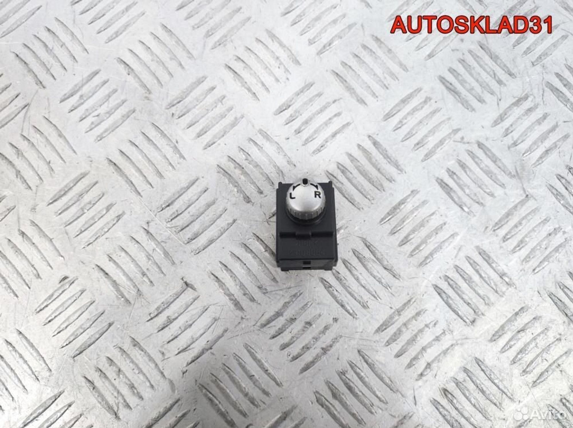 Переключатель регулировки зеркала Mitsubishi Colt - АвтоСклад31.рф - авторазборка контрактные б/у запчасти в г. Белгород Переключатель регулировки зеркала Mitsubishi Colt - АвтоСклад31.рф - авторазборка контрактные б/у запчасти в г. Белгород