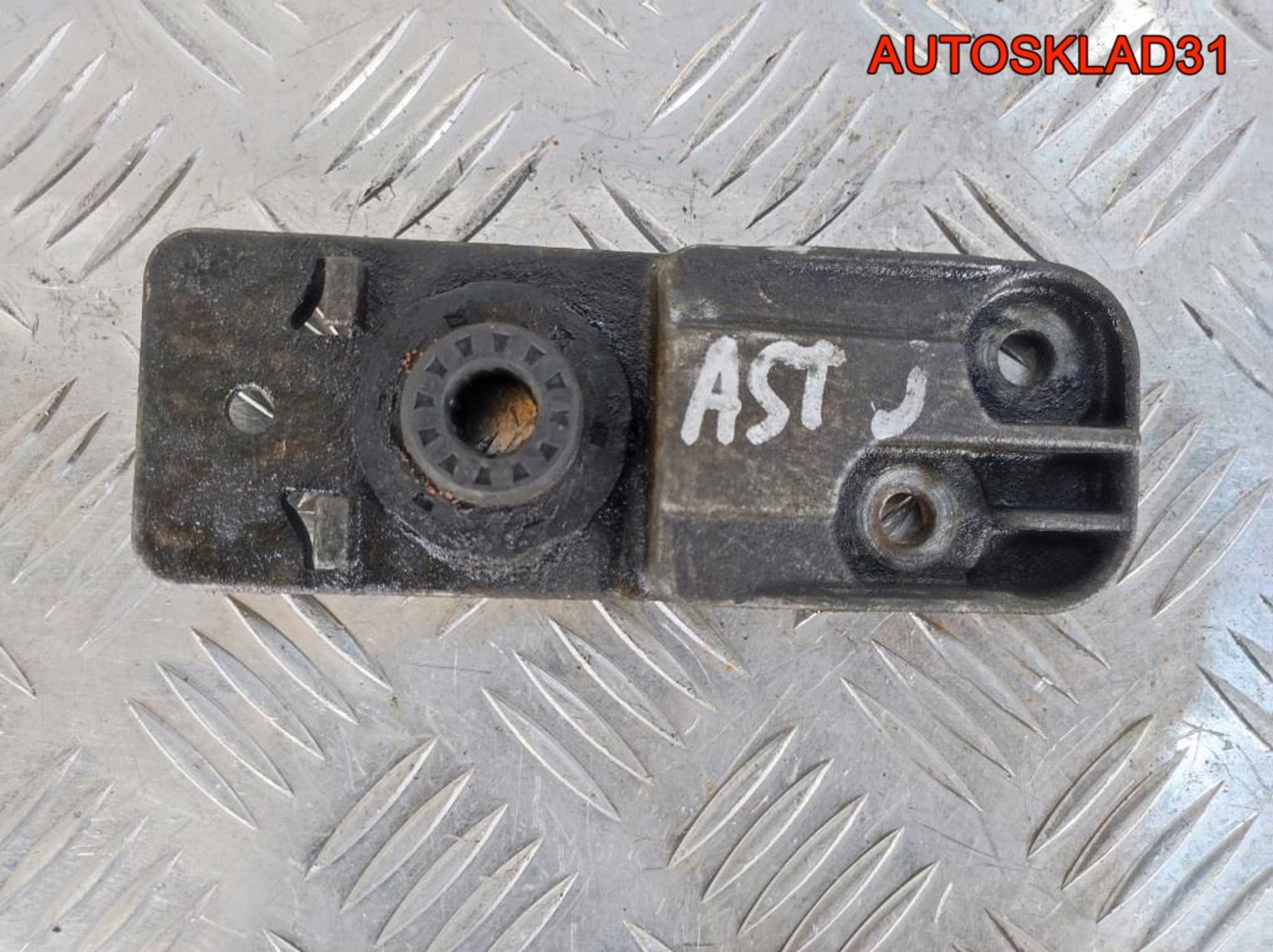 Кронштейн радиатора нижний Opel Astra J 13300486 - АвтоСклад31.рф - авторазборка контрактные б/у запчасти в г. Белгород Кронштейн радиатора нижний Opel Astra J 13300486 - АвтоСклад31.рф - авторазборка контрактные б/у запчасти в г. Белгород