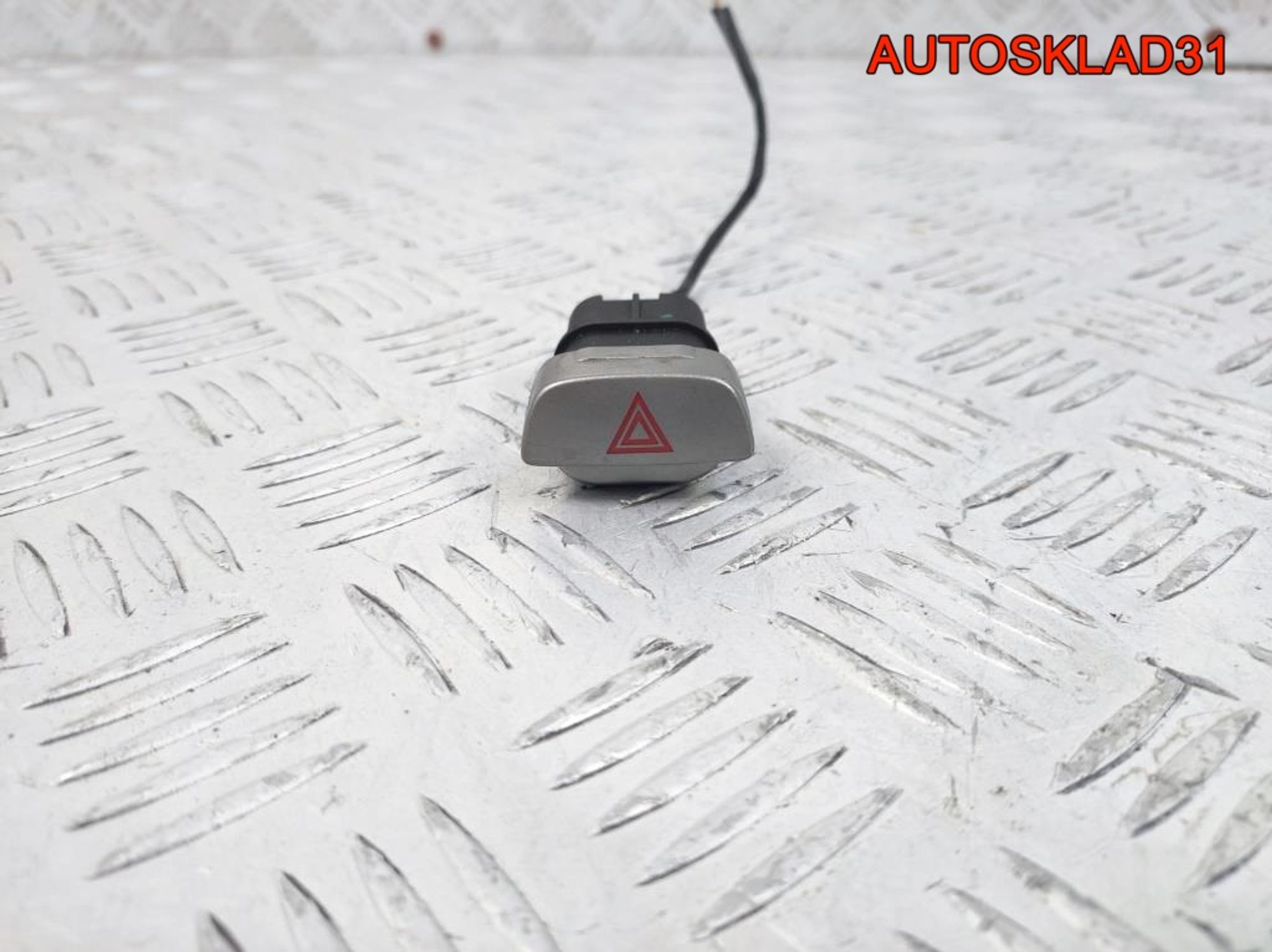 Кнопка аварики Ford Focus 2 8M5T13A350AA - АвтоСклад31.рф - авторазборка контрактные б/у запчасти в г. Белгород Кнопка аварики Ford Focus 2 8M5T13A350AA - АвтоСклад31.рф - авторазборка контрактные б/у запчасти в г. Белгород