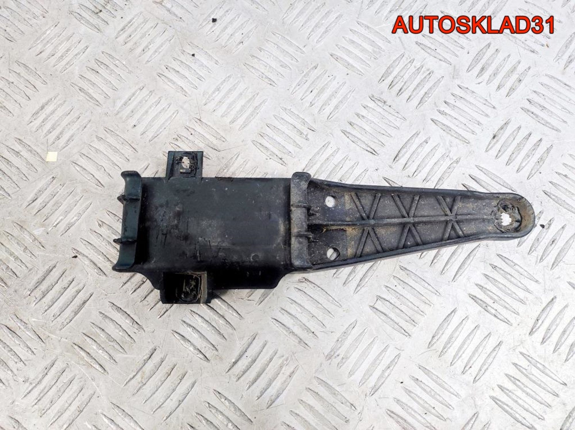Направляющая заднего бампера правая VW Golf Mk3 - АвтоСклад31.рф - авторазборка контрактные б/у запчасти в г. Белгород Направляющая заднего бампера правая VW Golf Mk3 - АвтоСклад31.рф - авторазборка контрактные б/у запчасти в г. Белгород