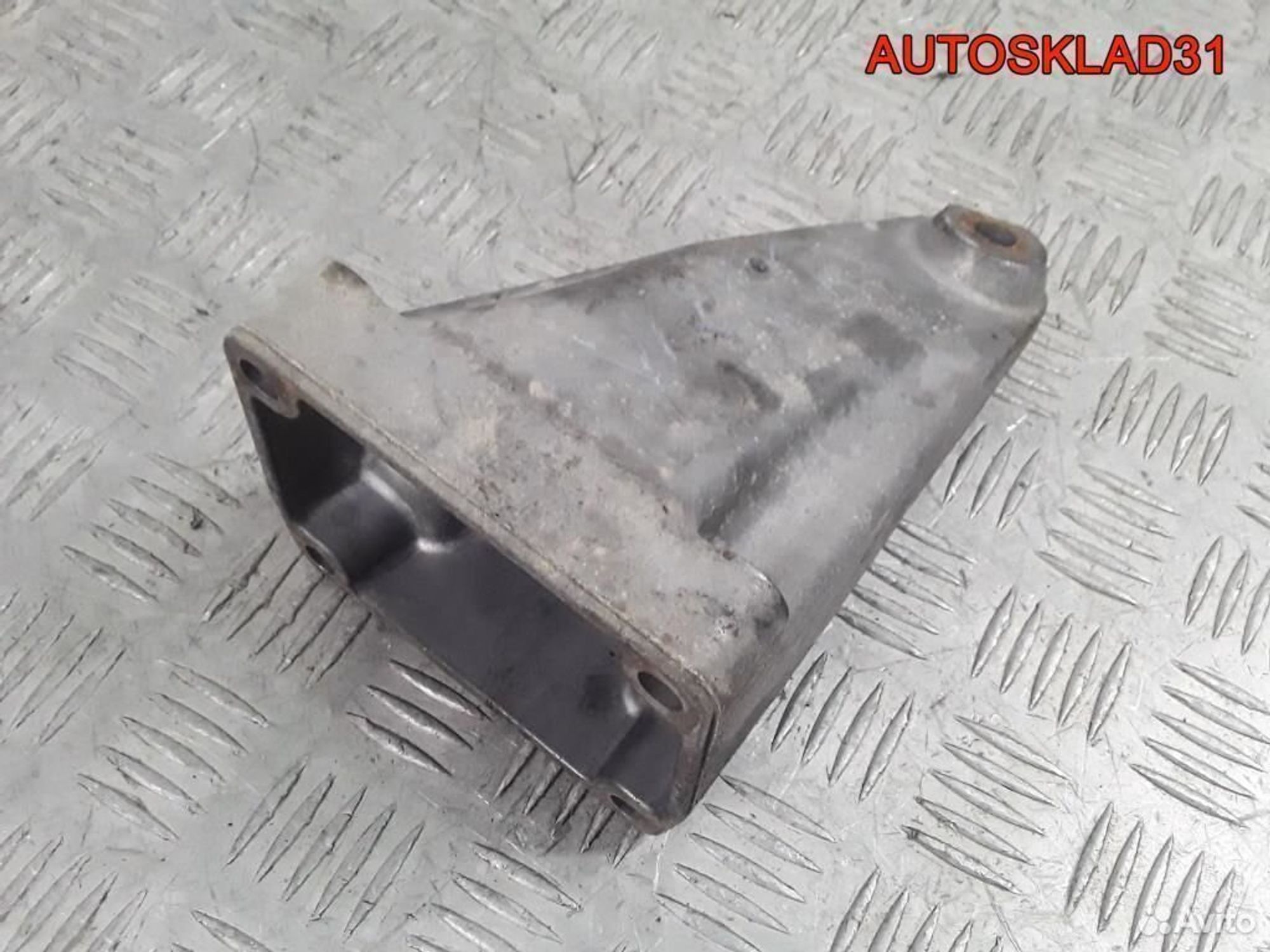 Кронштейн двигателя правый Mercedes W211 2.2 646 - АвтоСклад31.рф - авторазборка контрактные б/у запчасти в г. Белгород Кронштейн двигателя правый Mercedes W211 2.2 646 - АвтоСклад31.рф - авторазборка контрактные б/у запчасти в г. Белгород